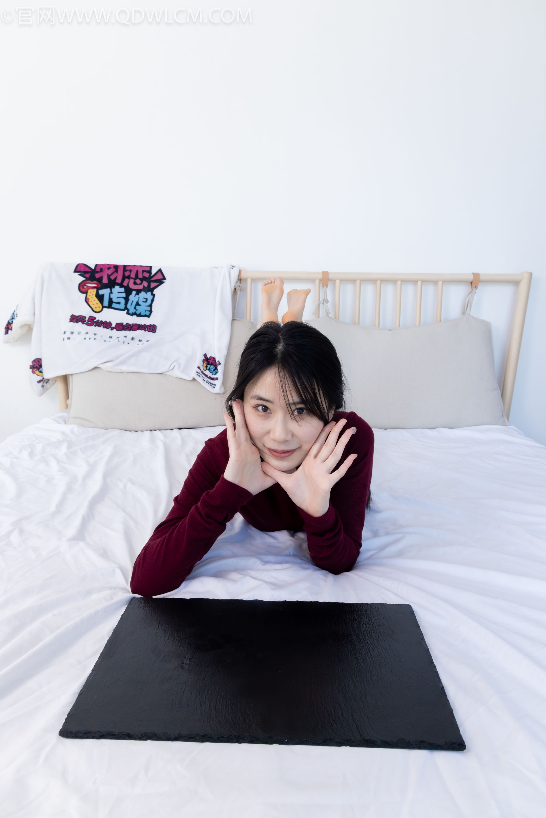 物恋传媒 No.2331 菜菜 - 高跟鞋、薄黑丝、裸足/(352P)