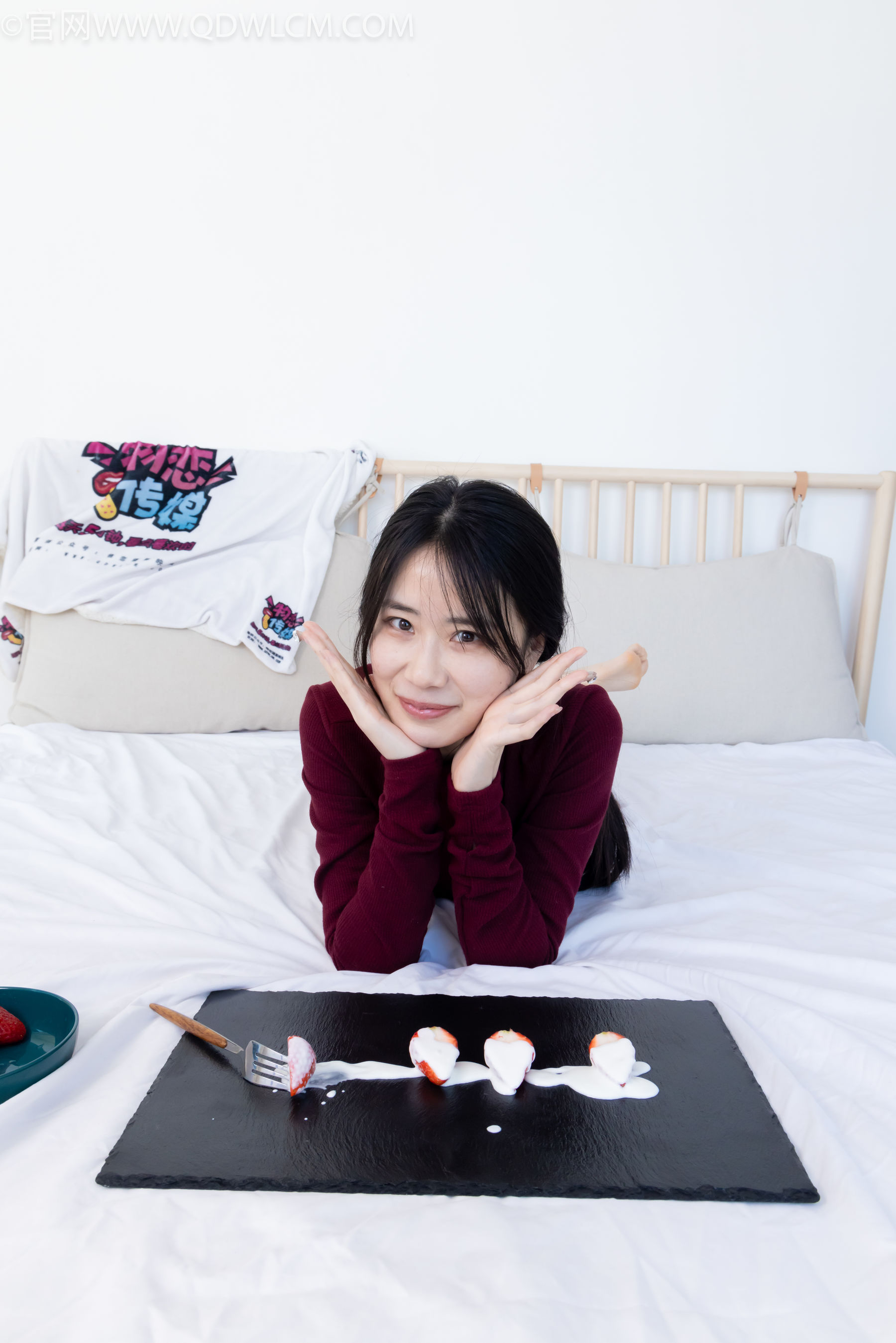 物恋传媒 No.2331 菜菜 - 高跟鞋、薄黑丝、裸足/(352P)