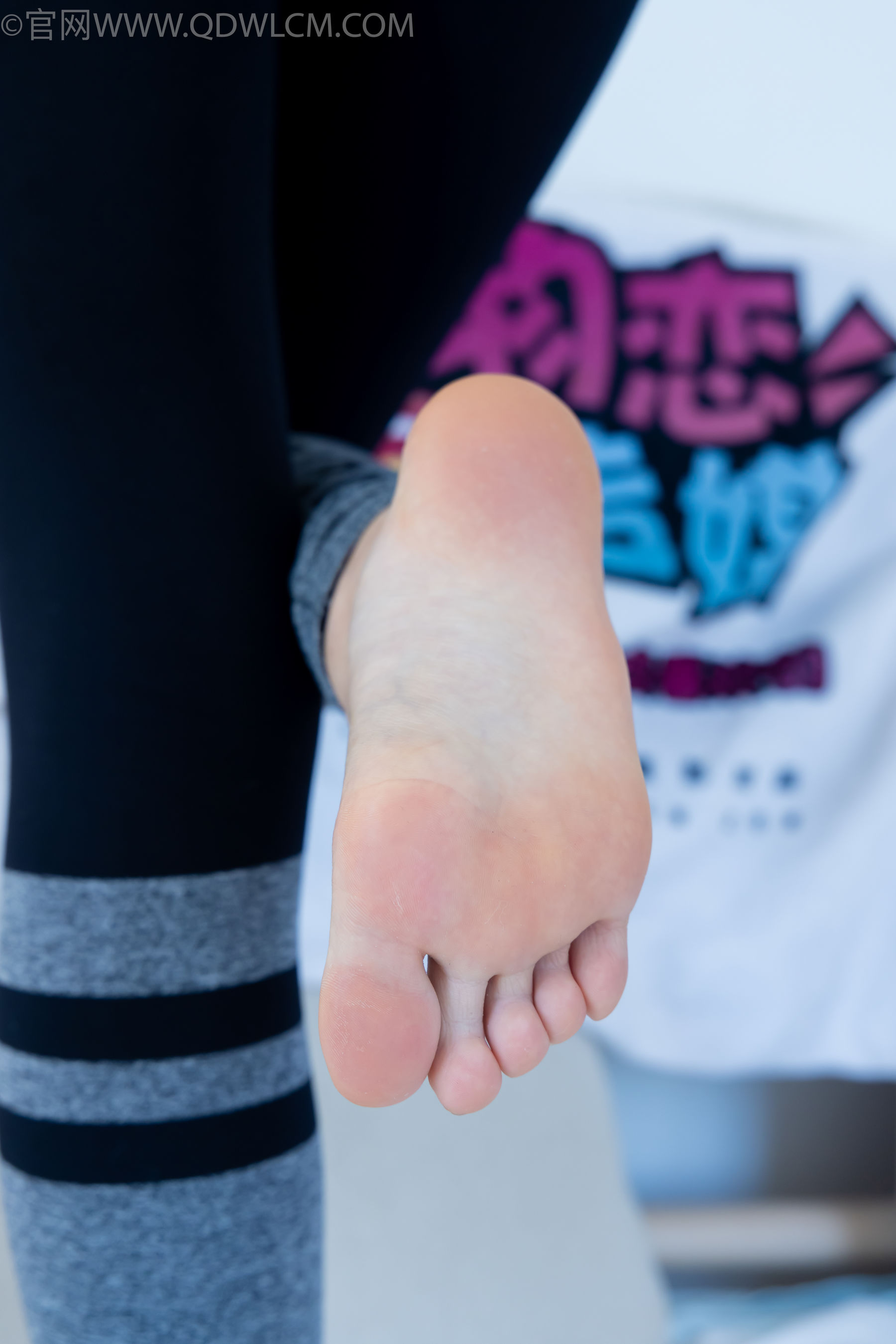 物恋传媒 No.2326 泡泡 - 高跟长靴、白棉袜、裸足/(184P)