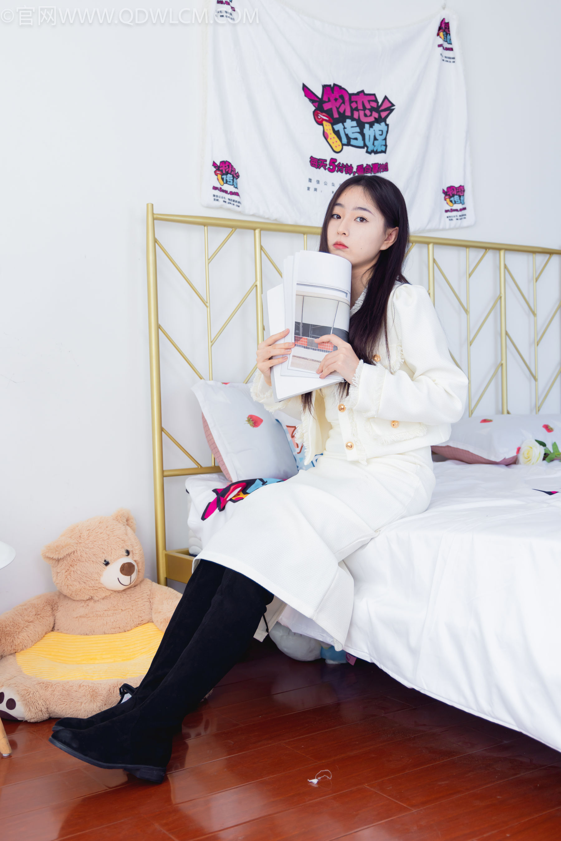 物恋传媒 No.2335 美兔 - 布鞋、长靴、白棉袜、薄肉丝/(227P)