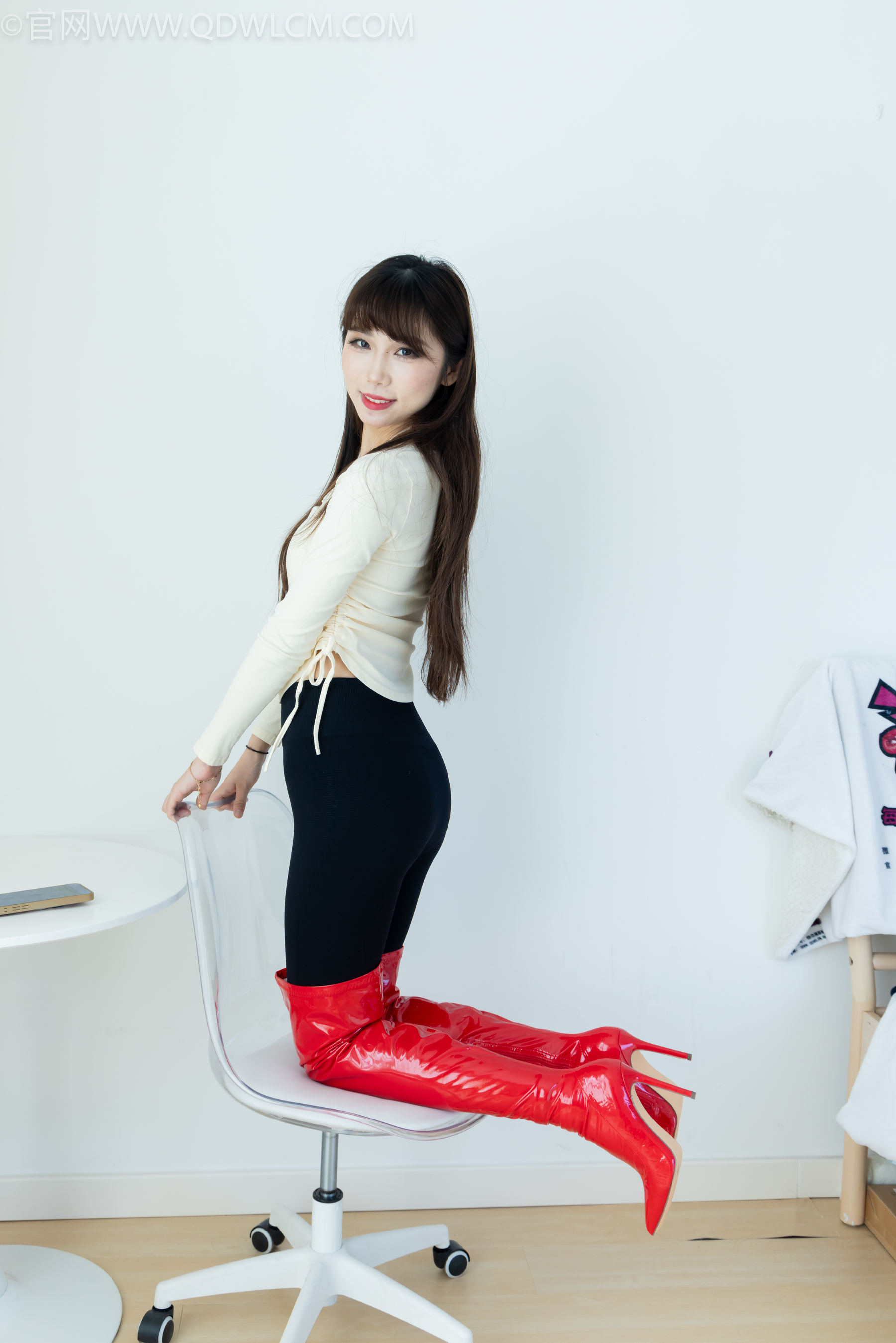 物恋传媒 No.2326 泡泡 - 高跟长靴、白棉袜、裸足/(184P)