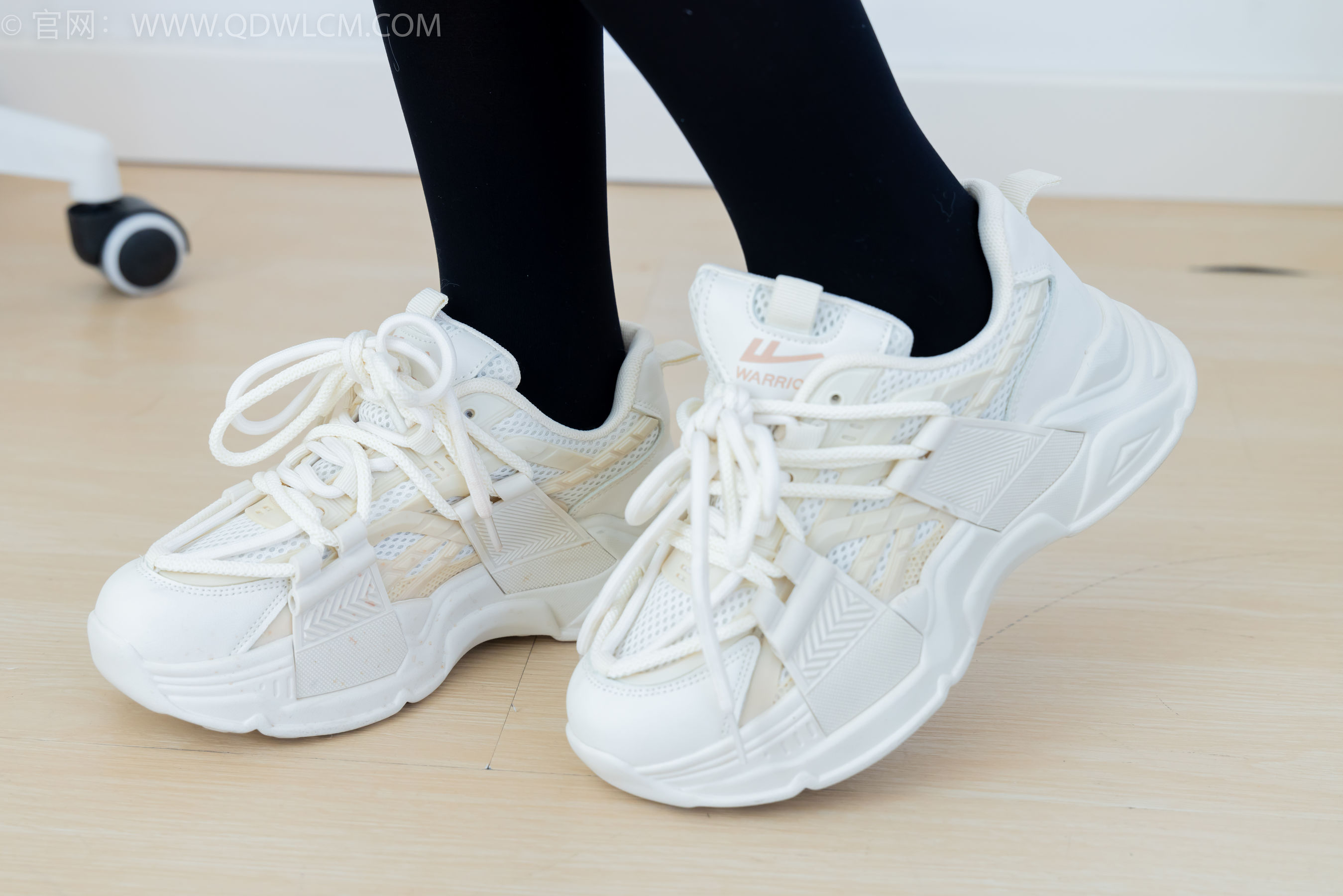 物恋传媒 No.2346 菜菜 - 运动鞋、厚黑丝、裸足/(167P)