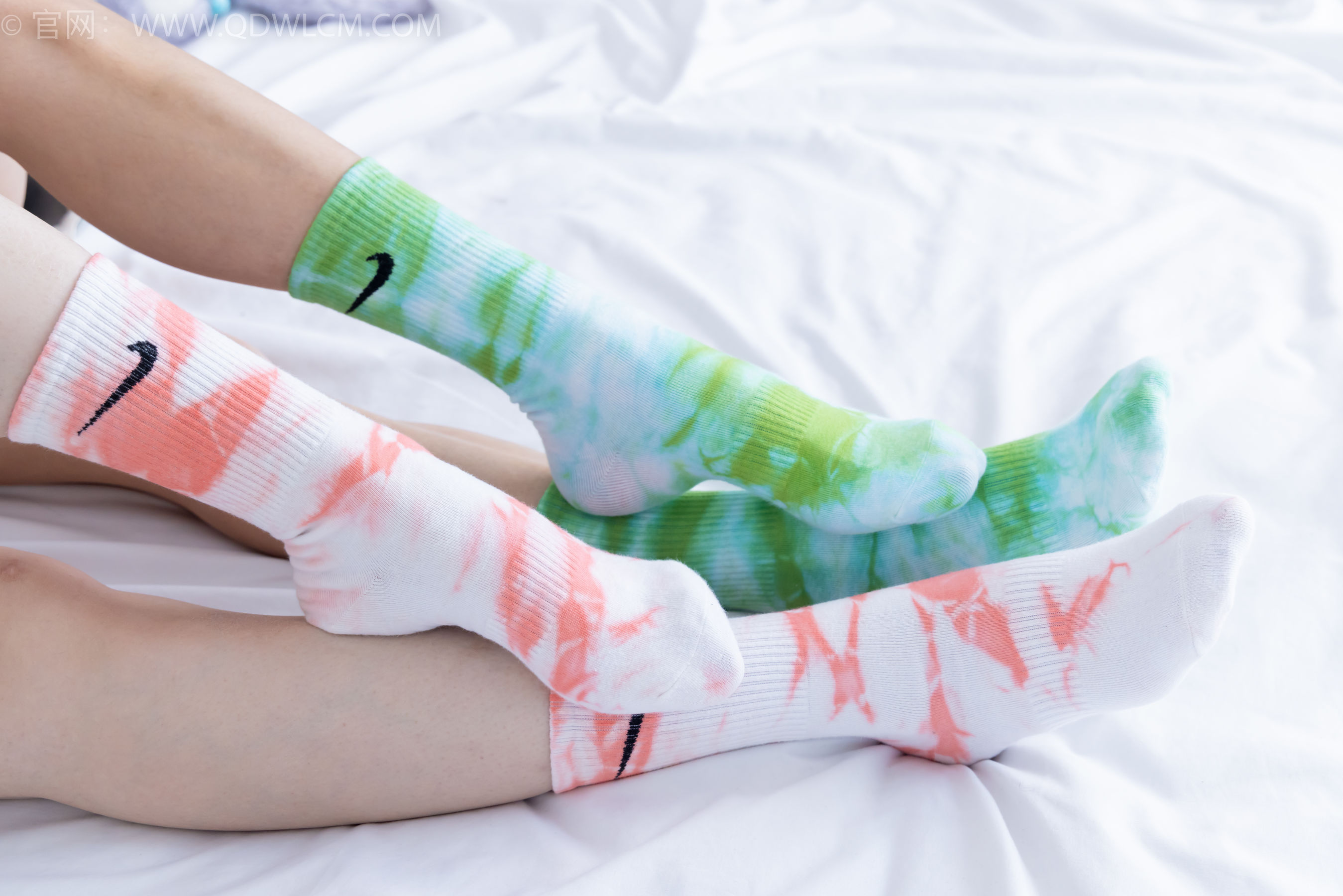 物恋传媒 No.2345 茯苓&恬恬 - 两双板鞋、红棉袜、绿棉袜、裸足/(165P)