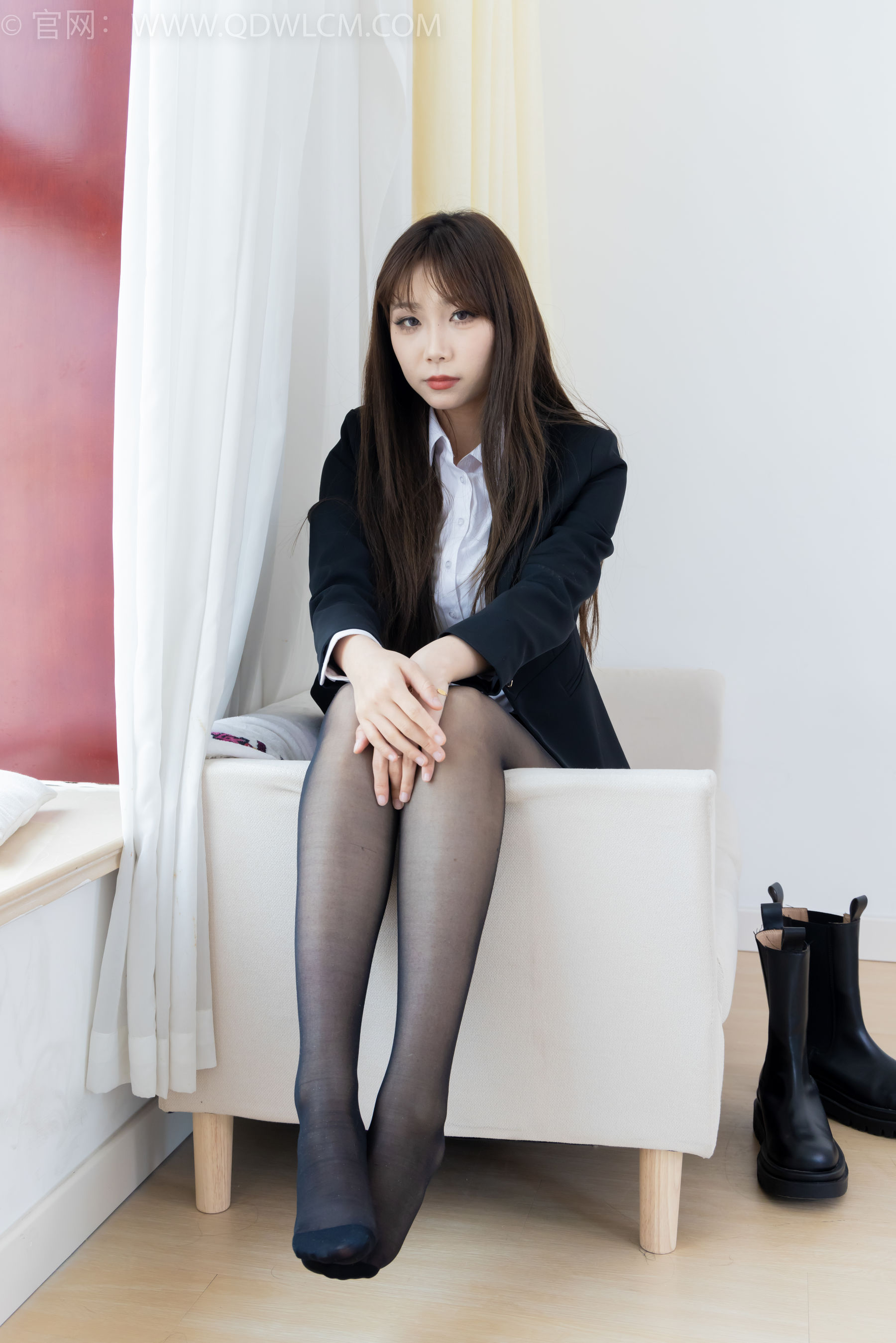 物恋传媒 No.2344 泡泡 - 短靴、薄黑丝、ol制服、高冷不笑御姐版/(150P)