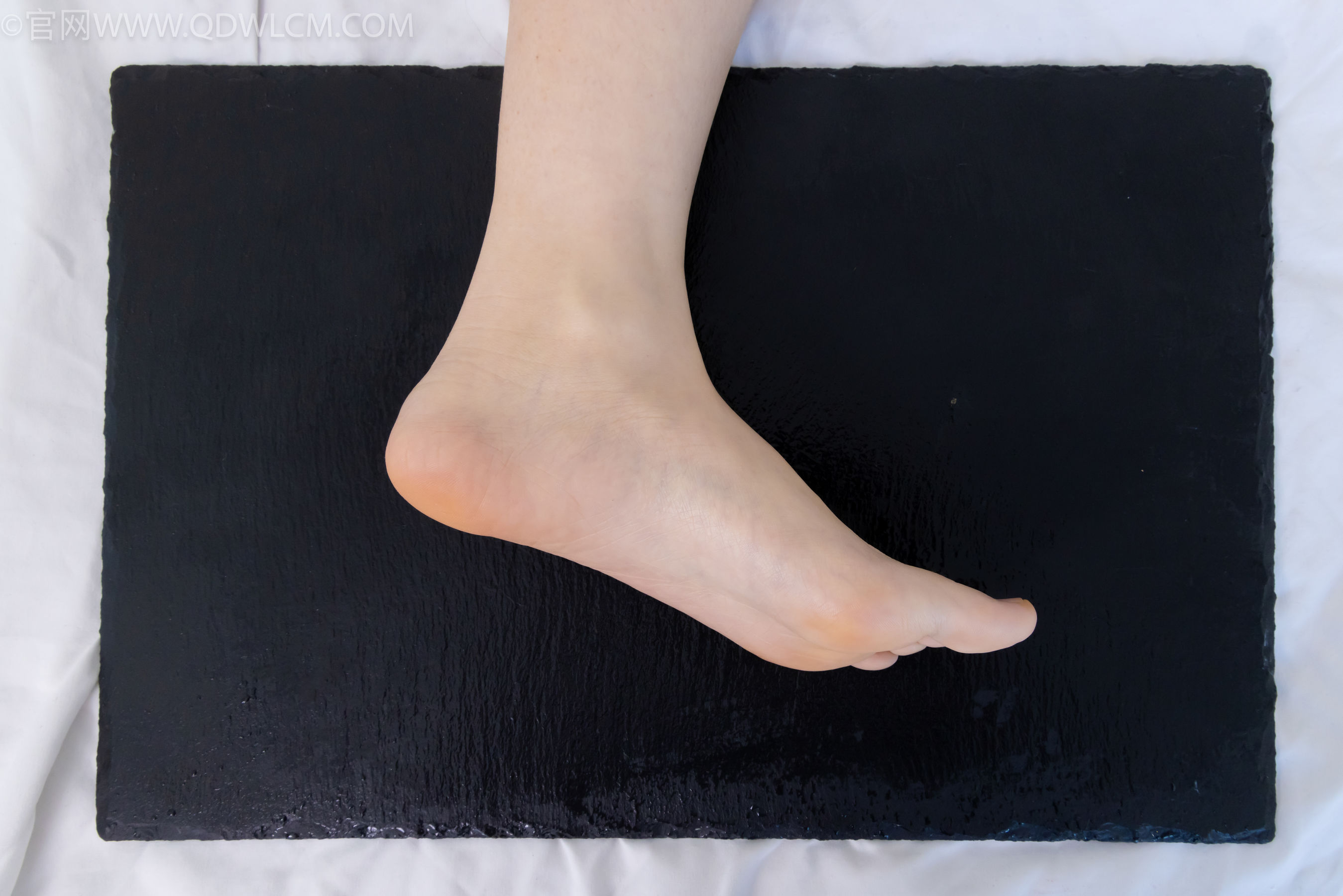 物恋传媒 No.2331 菜菜 - 高跟鞋、薄黑丝、裸足/(352P)