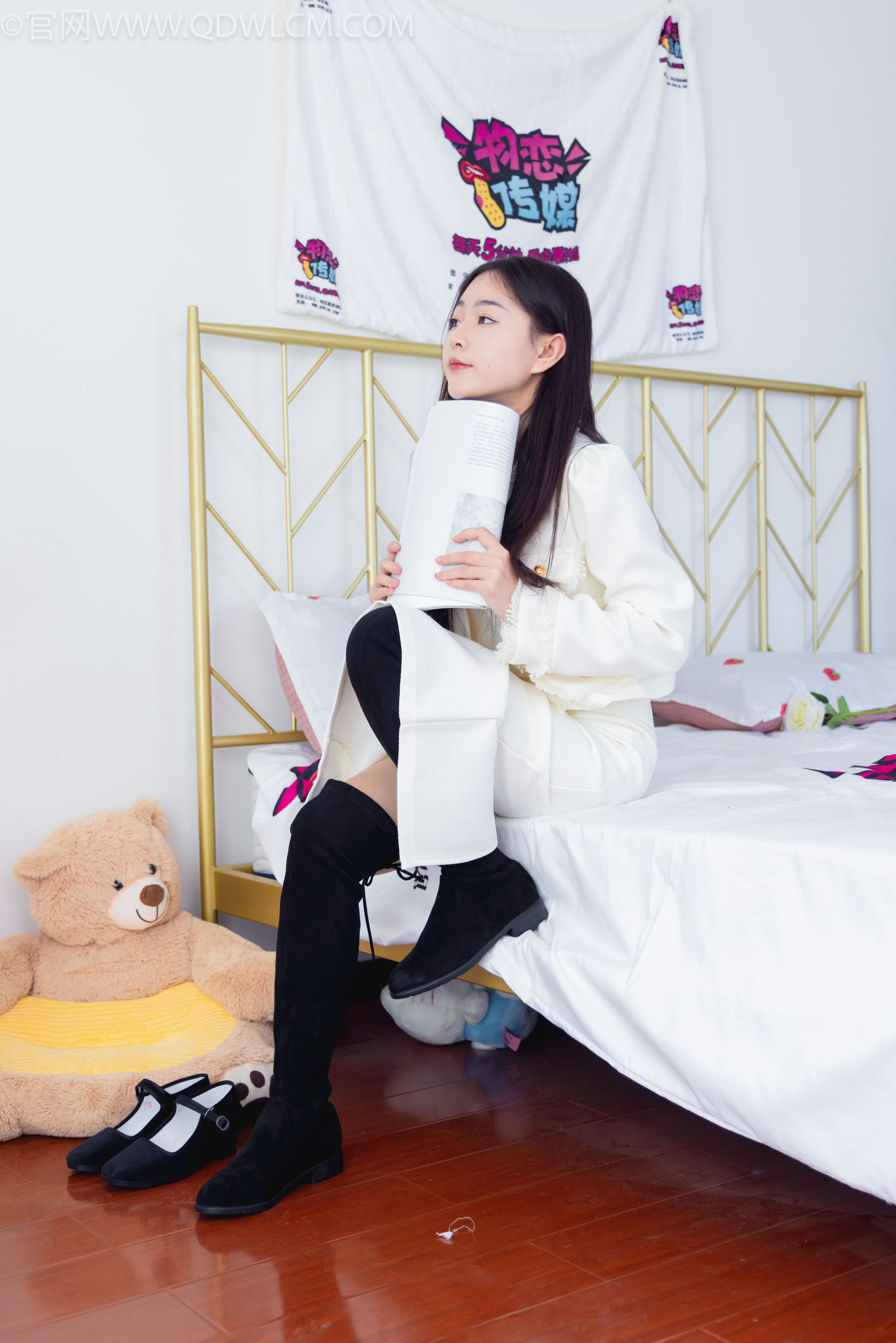 物恋传媒 No.2335 美兔 - 布鞋、长靴、白棉袜、薄肉丝/(227P)