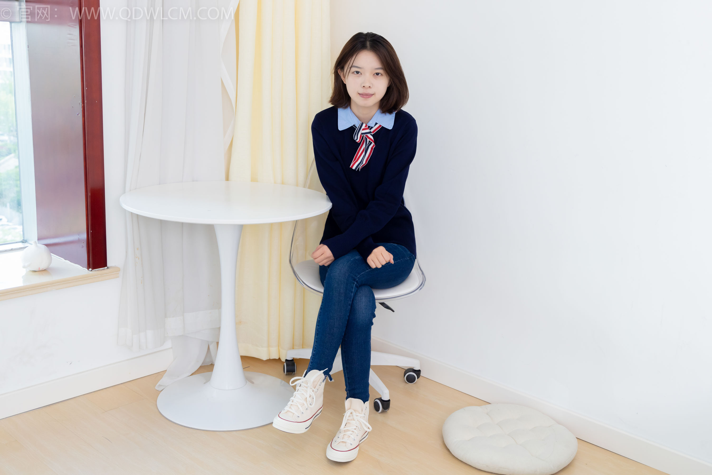 物恋传媒 No.2354 小悦 - 帆布鞋、白棉袜、裸足/(150P)