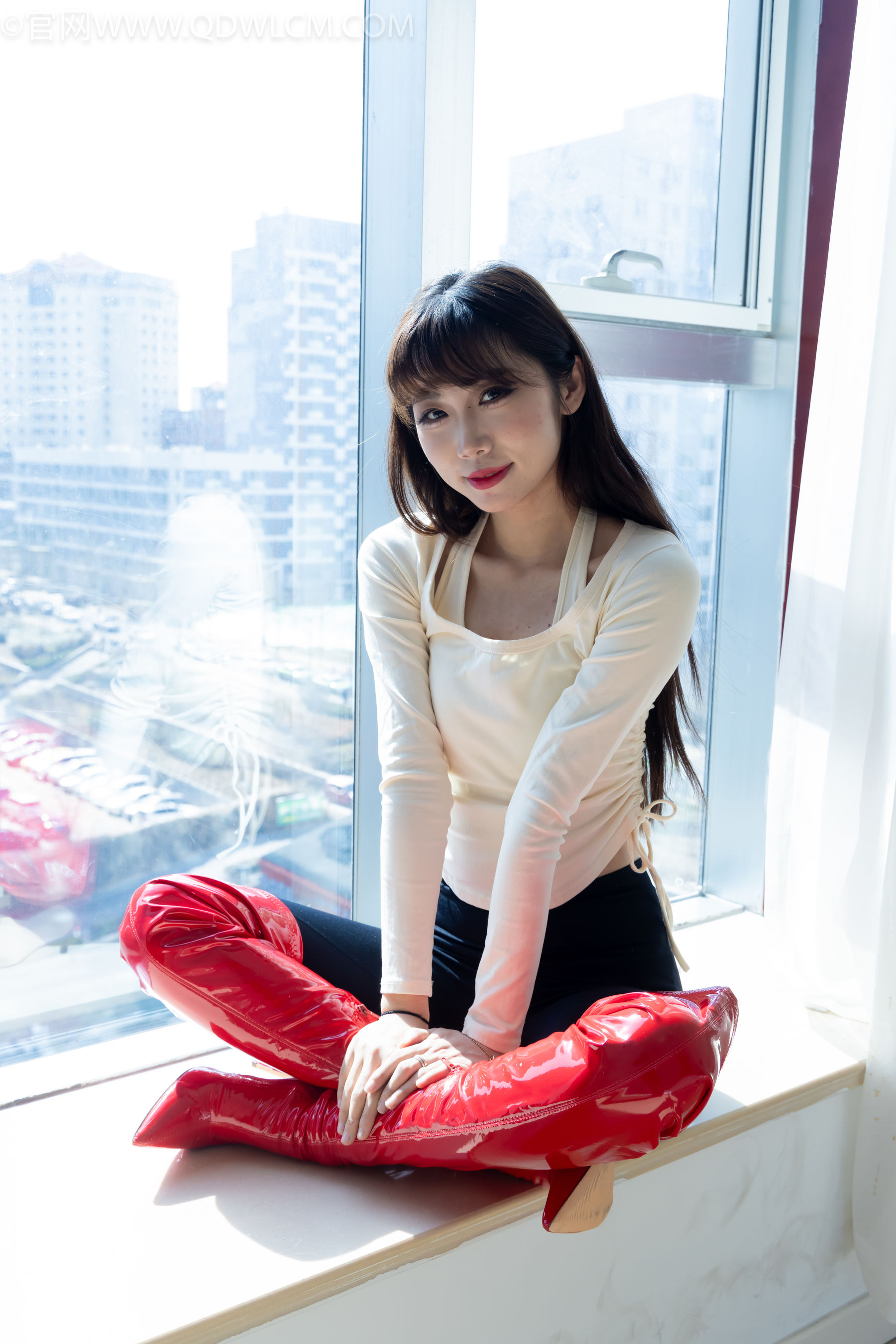 物恋传媒 No.2326 泡泡 - 高跟长靴、白棉袜、裸足/(184P)