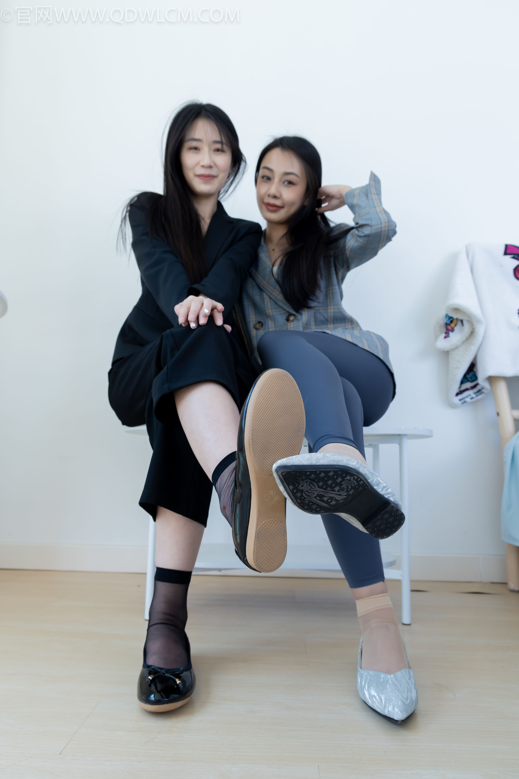 物恋传媒 No.2338 菜菜&岚岚 - 两双平底鞋、短黑丝、短肉丝/(169P)