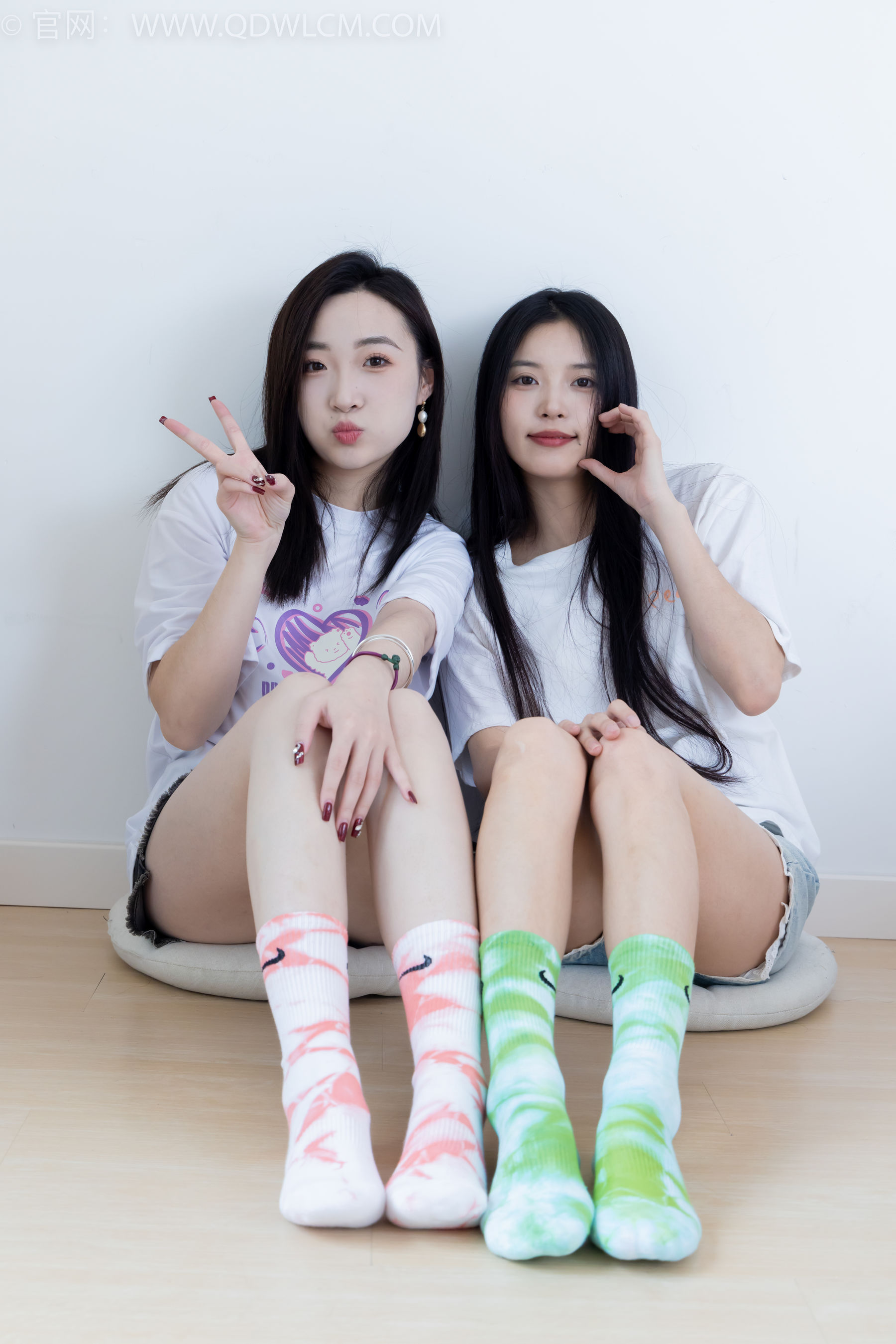 物恋传媒 No.2345 茯苓&恬恬 - 两双板鞋、红棉袜、绿棉袜、裸足/(165P)