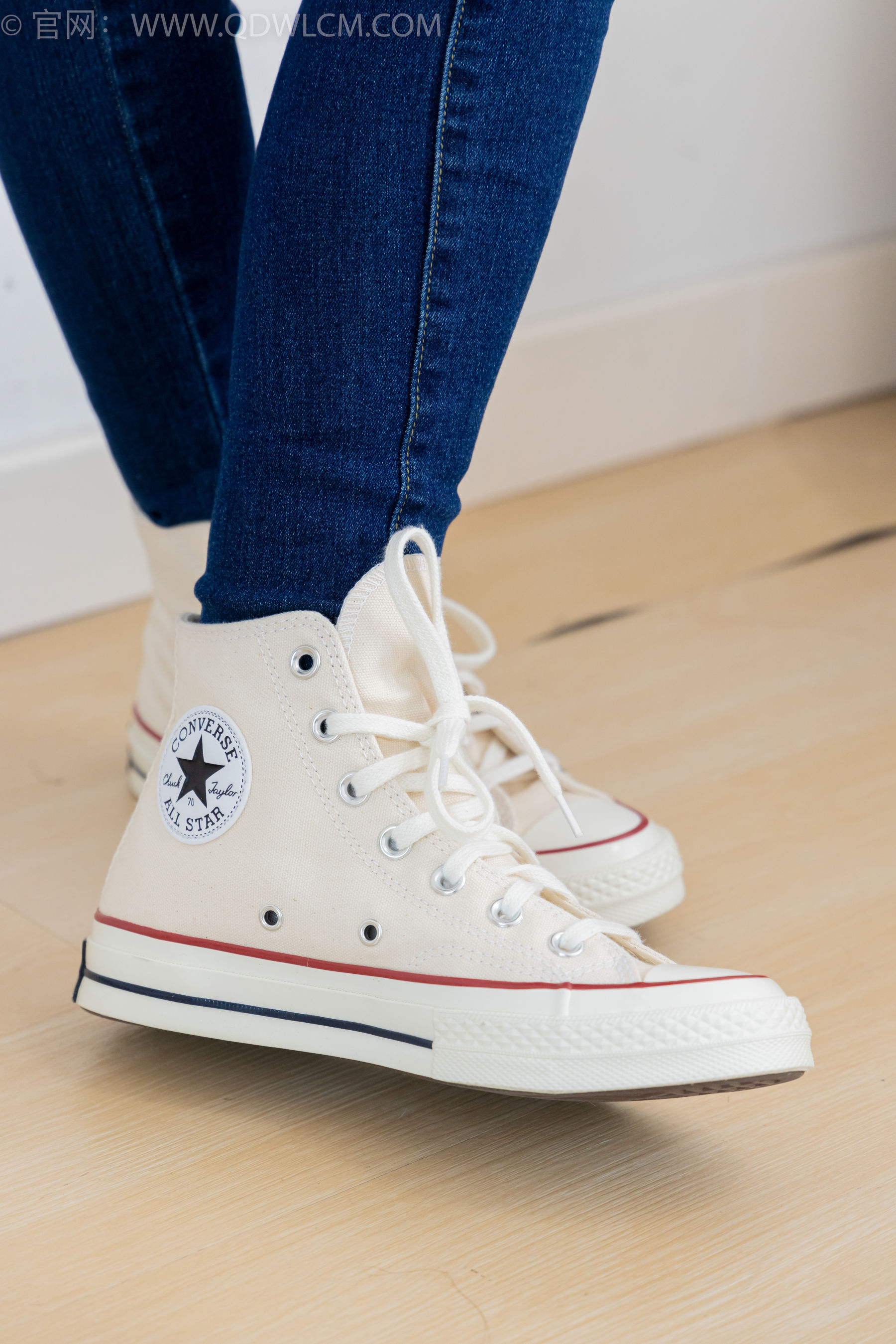 物恋传媒 No.2354 小悦 - 帆布鞋、白棉袜、裸足/(150P)