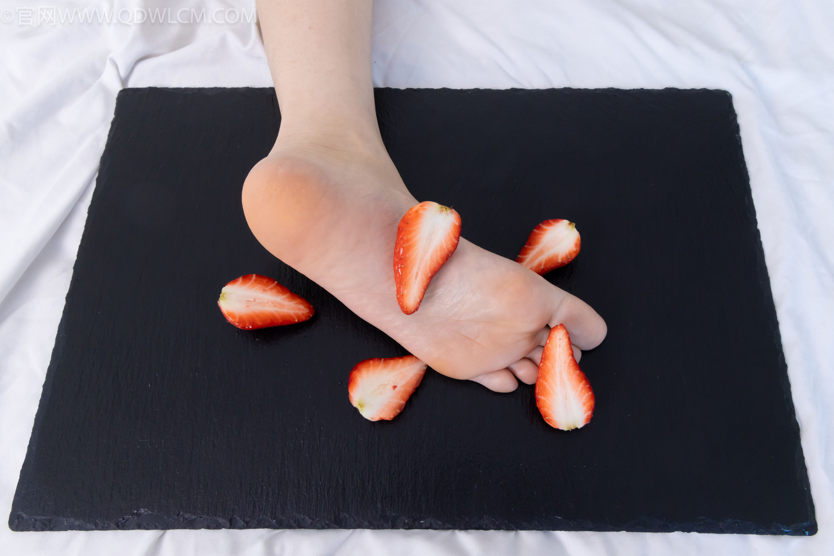 物恋传媒 No.2331 菜菜 - 高跟鞋、薄黑丝、裸足/(352P)