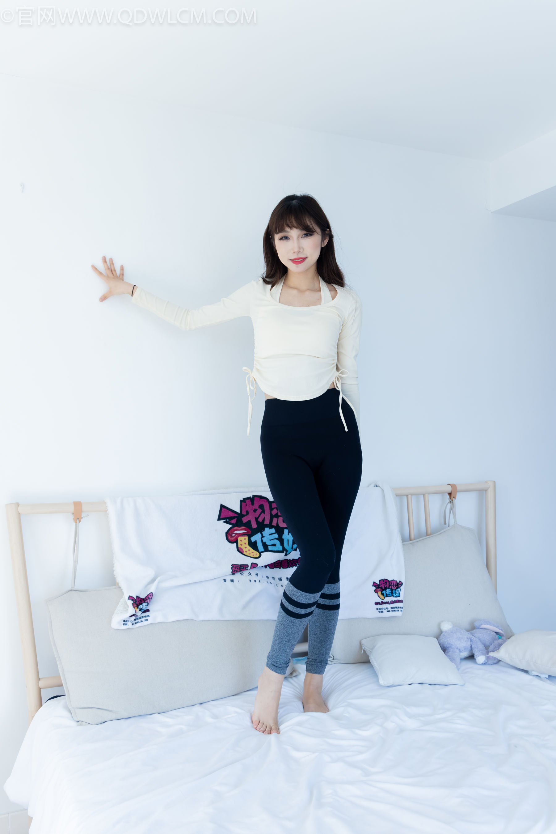 物恋传媒 No.2326 泡泡 - 高跟长靴、白棉袜、裸足/(184P)