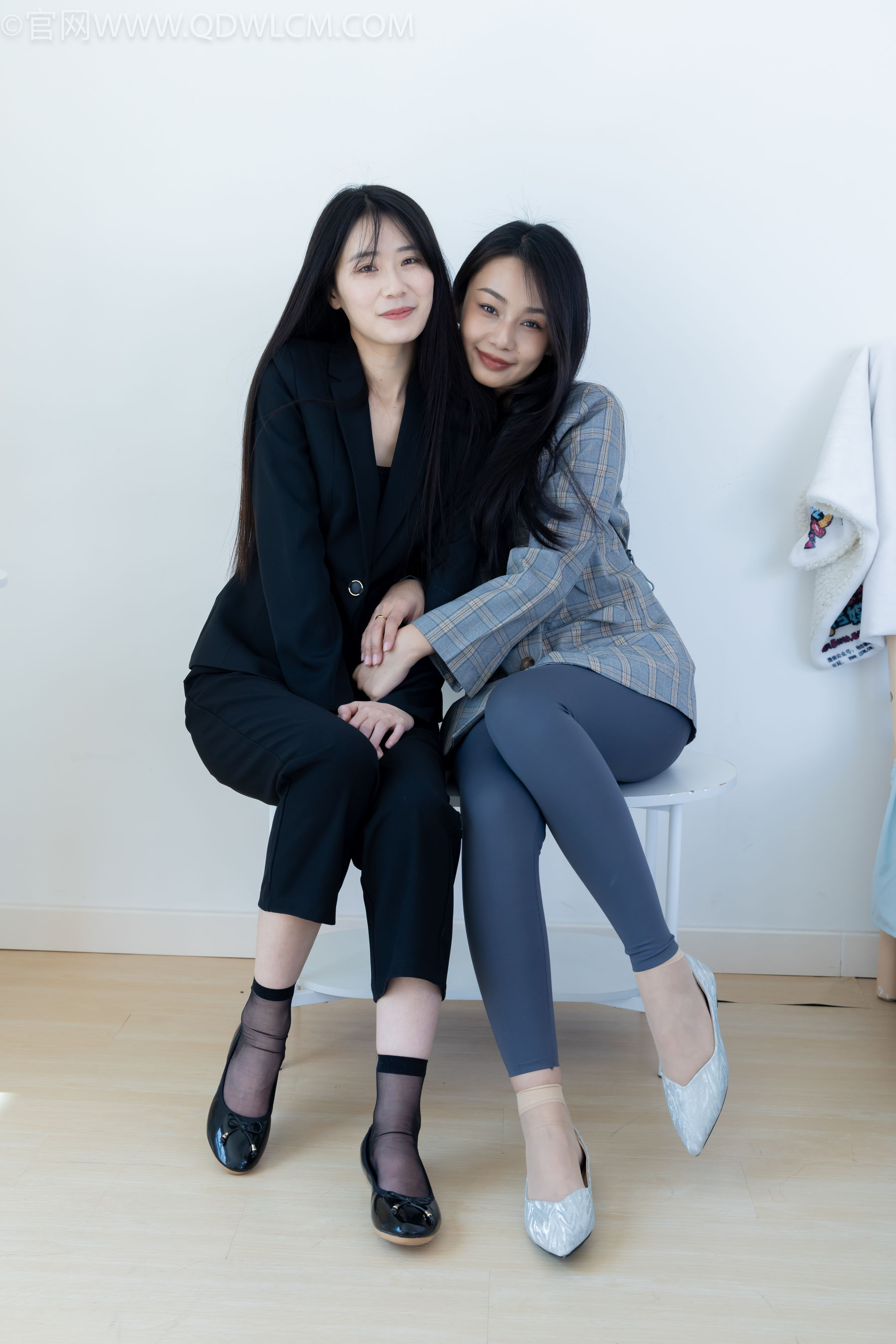 物恋传媒 No.2338 菜菜&岚岚 - 两双平底鞋、短黑丝、短肉丝/(169P)