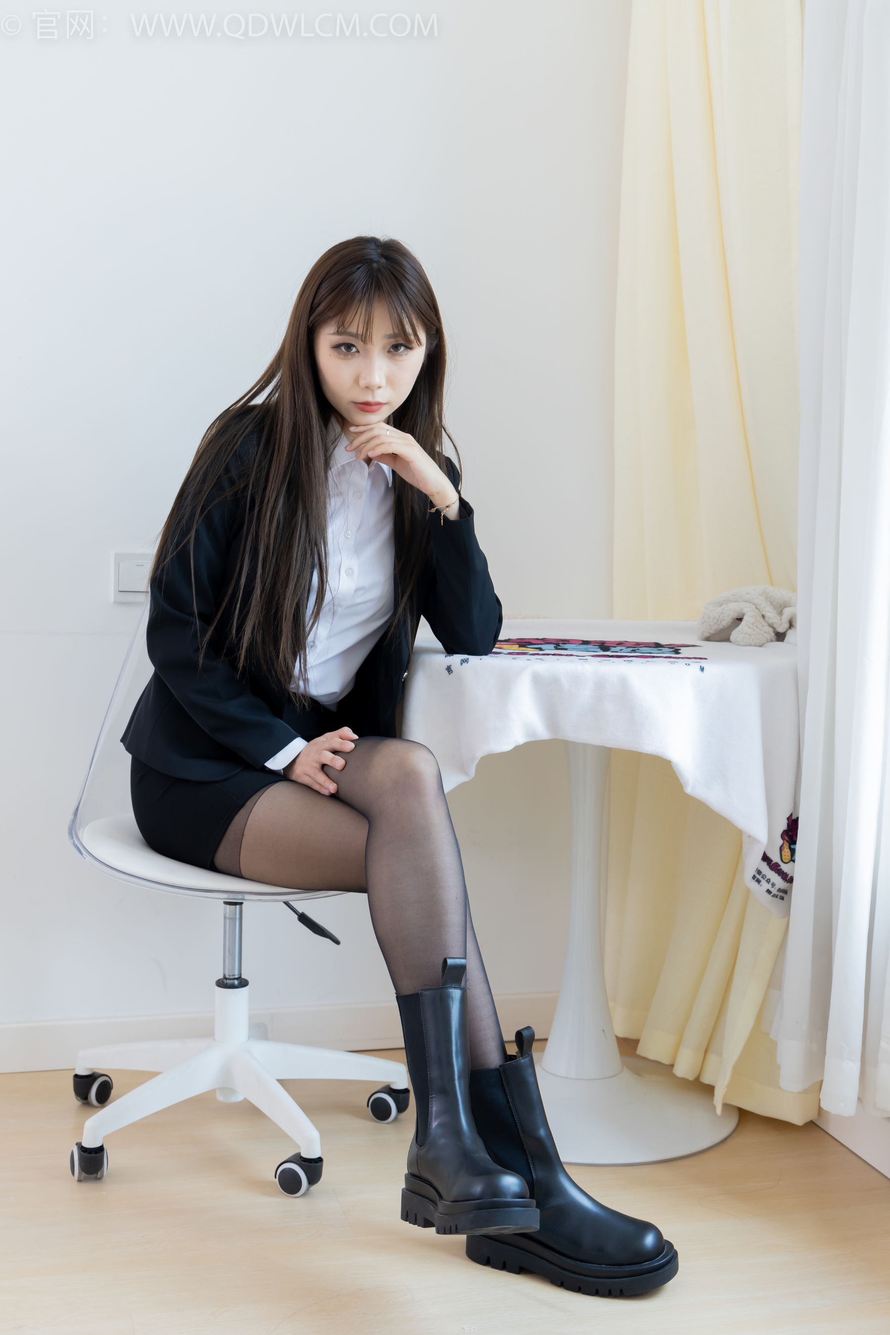 物恋传媒 No.2344 泡泡 - 短靴、薄黑丝、ol制服、高冷不笑御姐版/(150P)