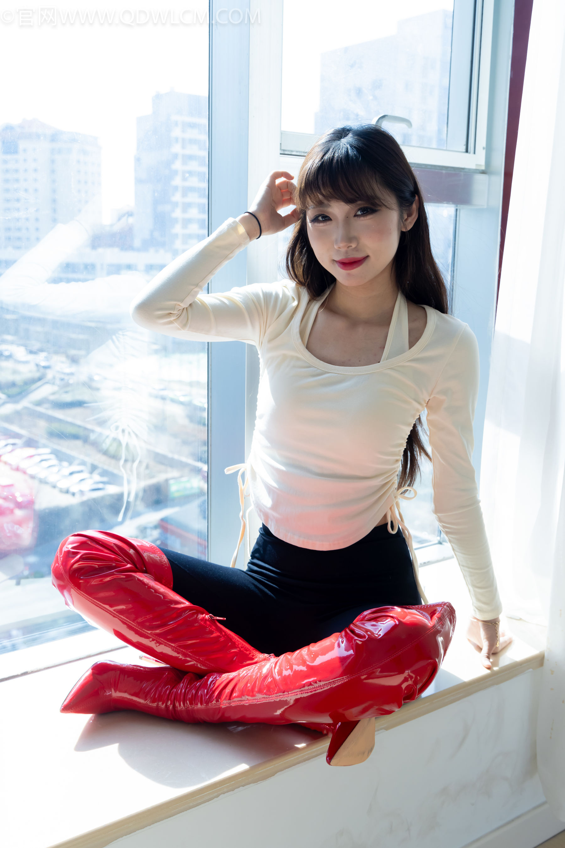 物恋传媒 No.2326 泡泡 - 高跟长靴、白棉袜、裸足/(184P)