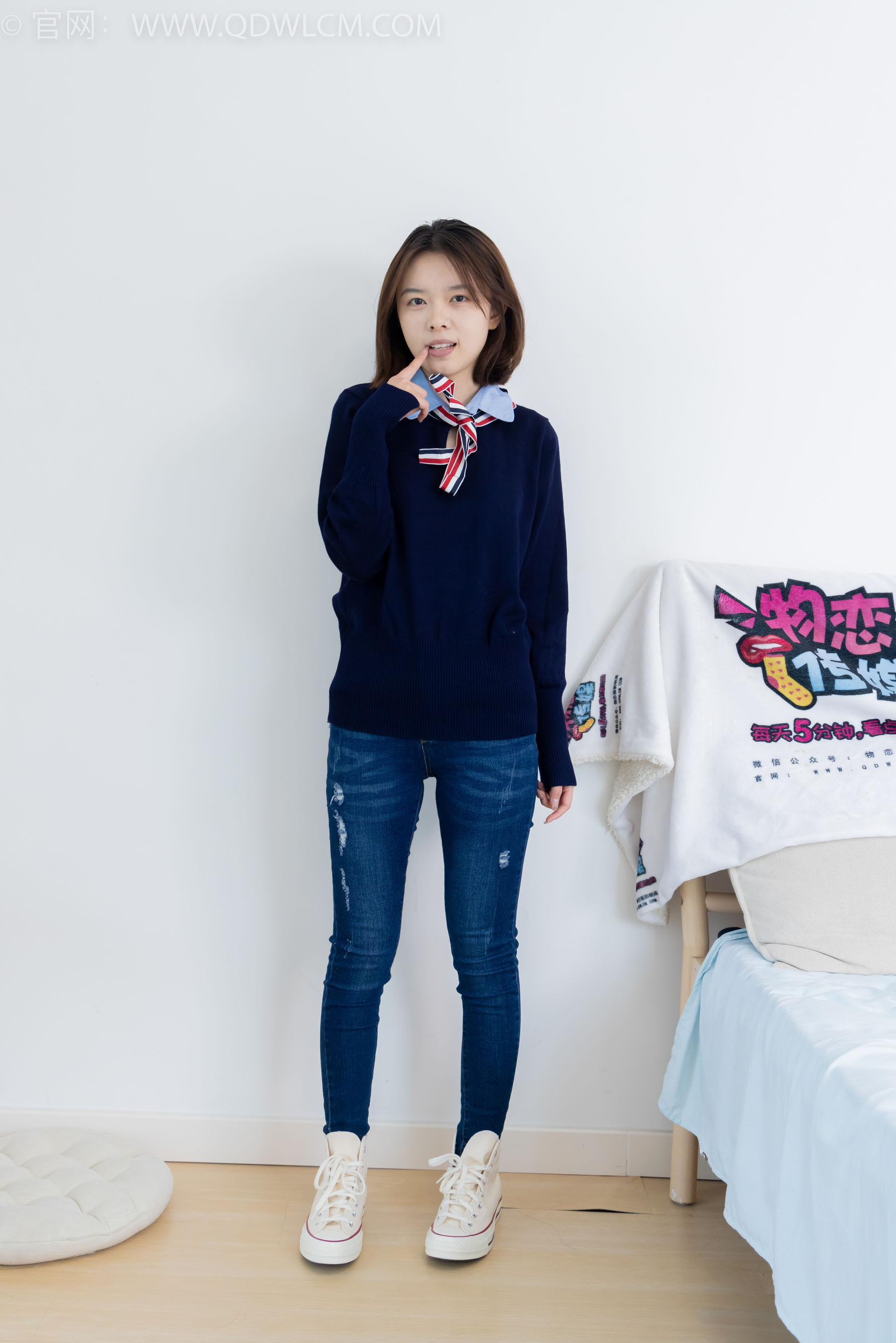 物恋传媒 No.2354 小悦 - 帆布鞋、白棉袜、裸足/(150P)