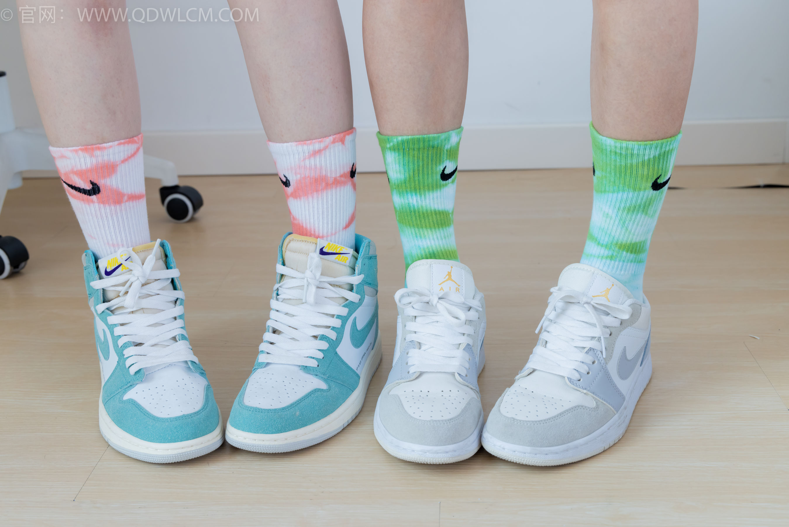 物恋传媒 No.2345 茯苓&恬恬 - 两双板鞋、红棉袜、绿棉袜、裸足/(165P)