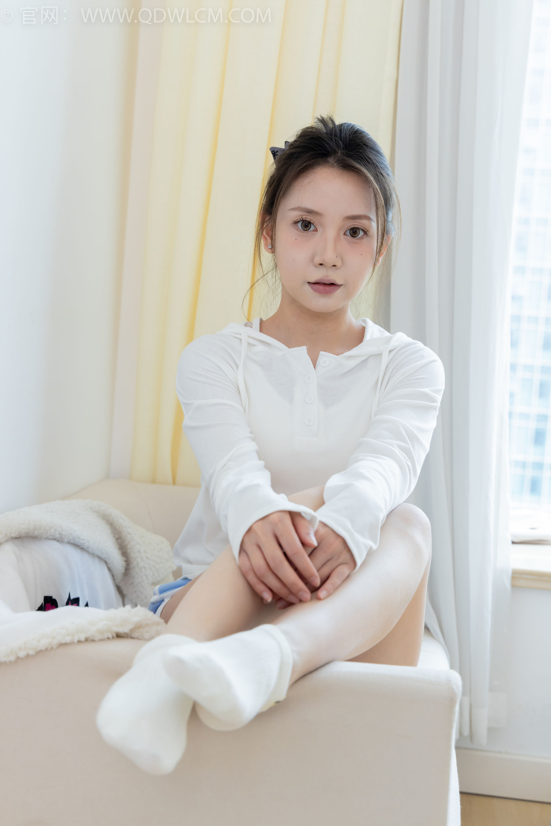 物恋传媒 No.2348 小曦 - 板鞋、白棉袜、裸足/(155P)