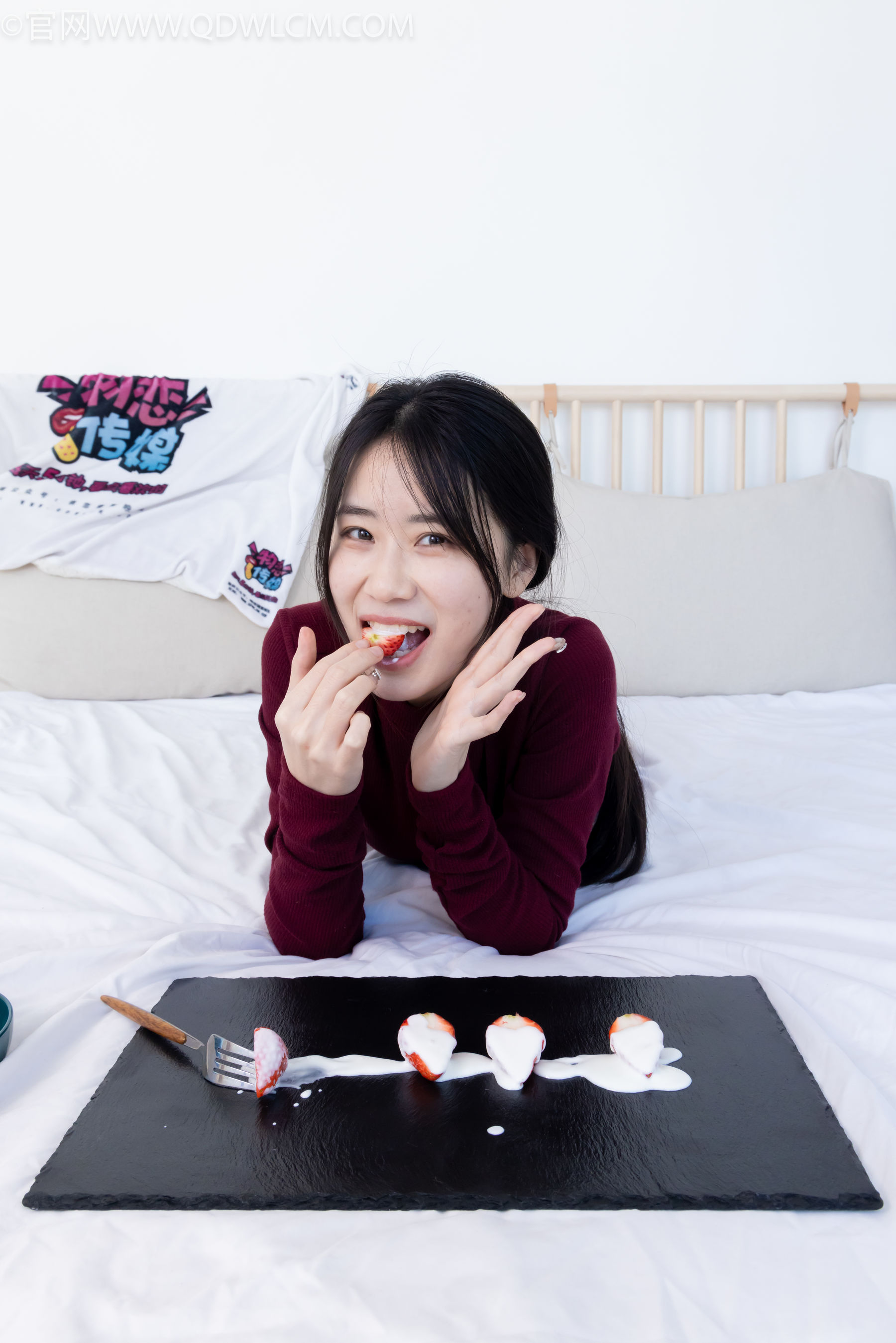 物恋传媒 No.2331 菜菜 - 高跟鞋、薄黑丝、裸足/(352P)