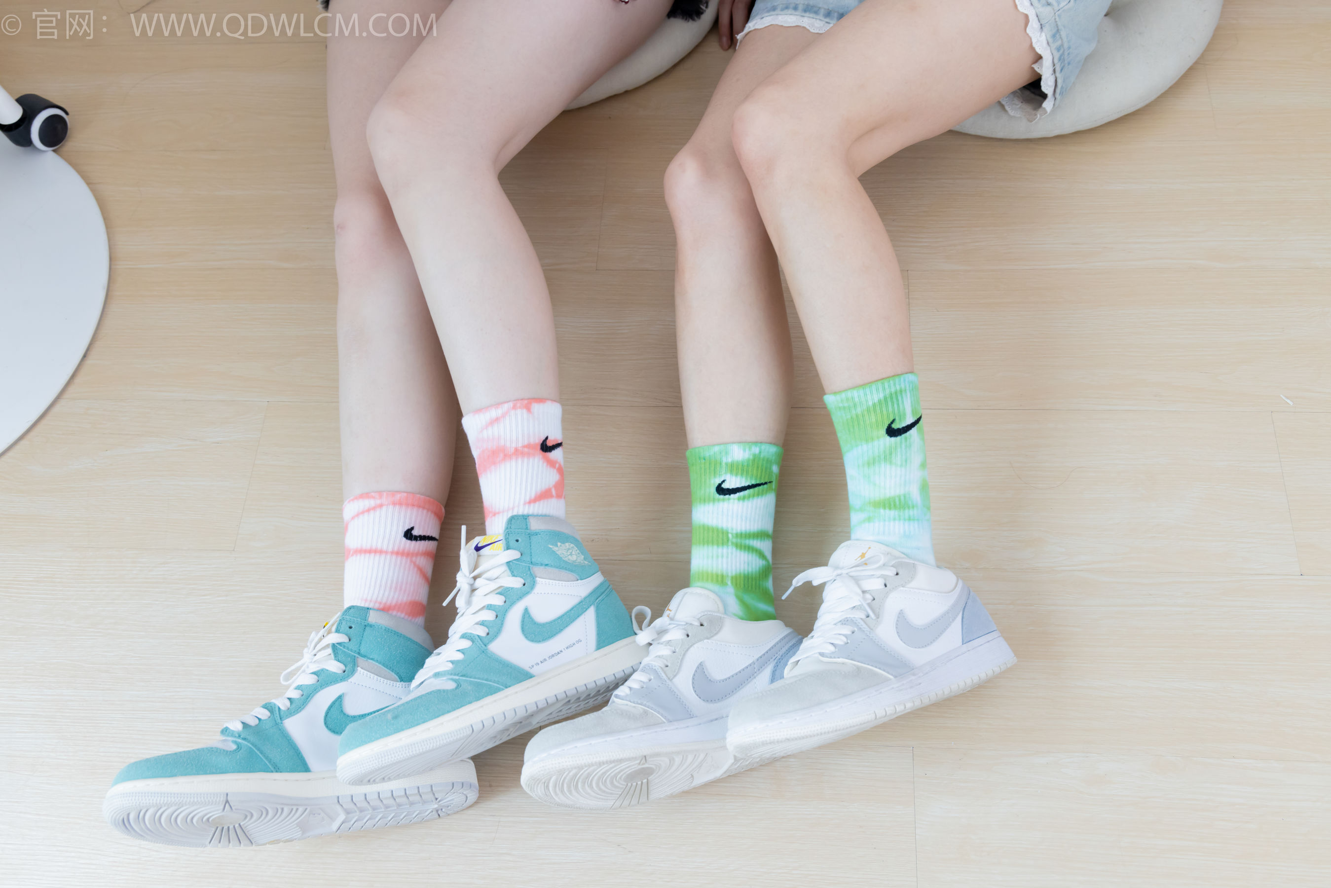 物恋传媒 No.2345 茯苓&恬恬 - 两双板鞋、红棉袜、绿棉袜、裸足/(165P)