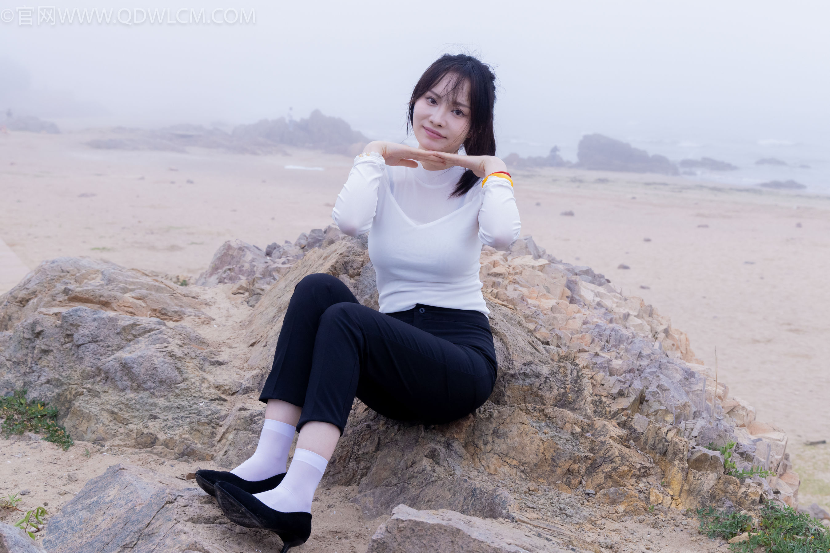 物恋传媒 No.2337 小酒 - 高跟鞋、短黑丝、短白丝/(315P)