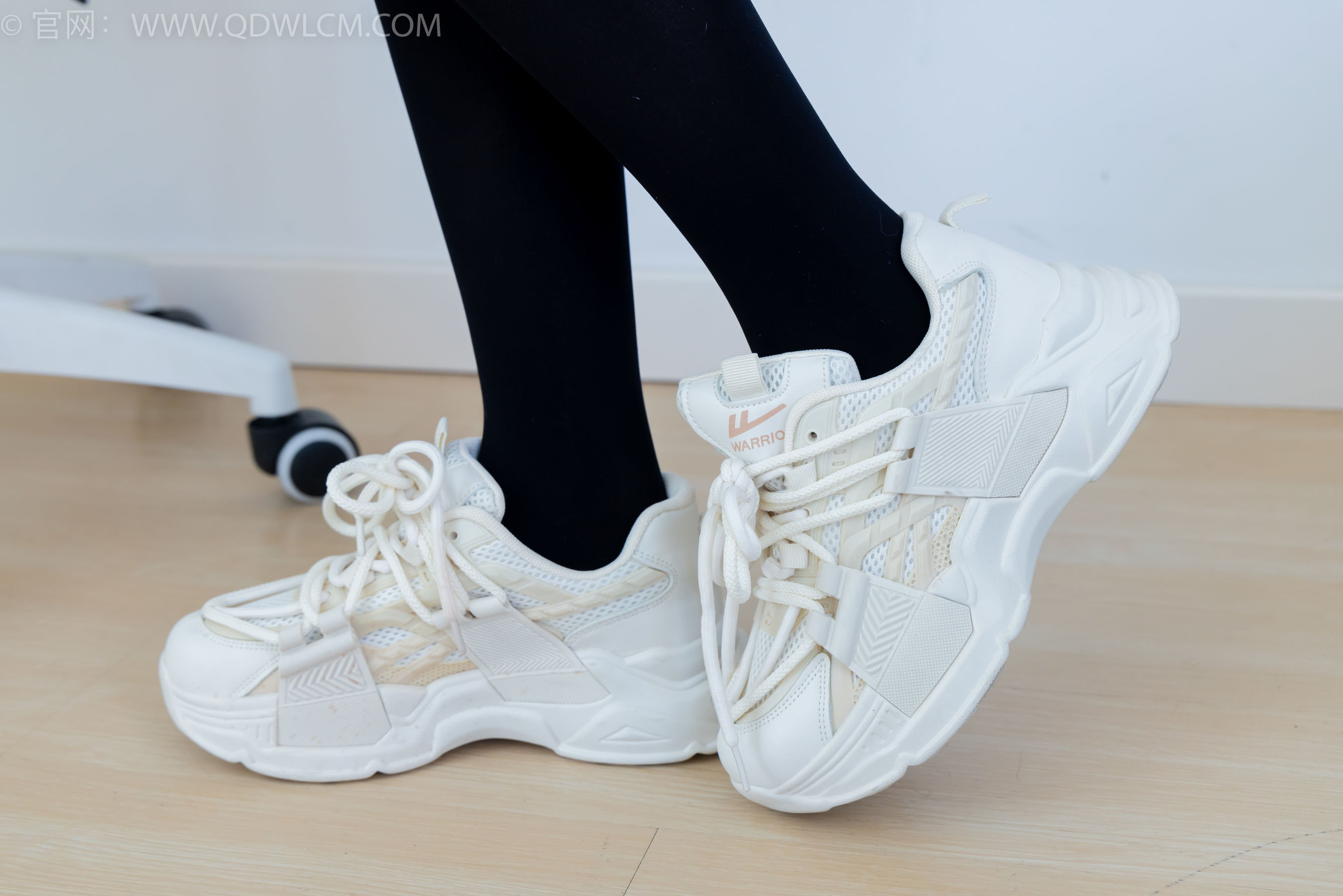 物恋传媒 No.2346 菜菜 - 运动鞋、厚黑丝、裸足/(167P)