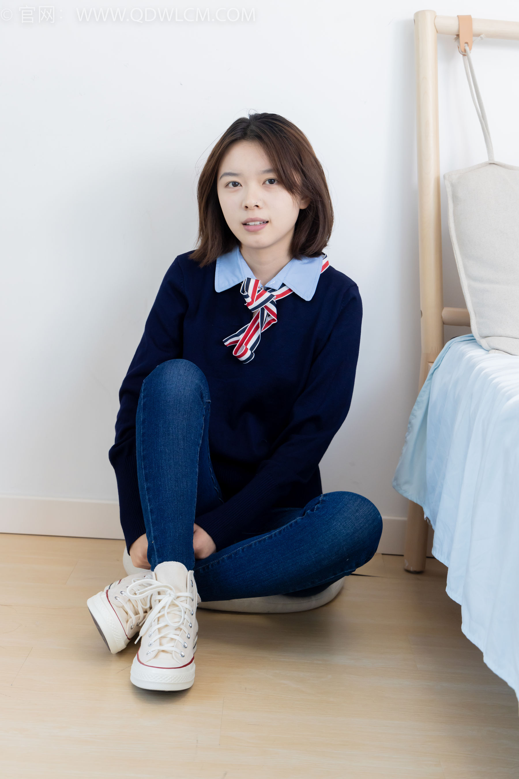 物恋传媒 No.2354 小悦 - 帆布鞋、白棉袜、裸足/(150P)