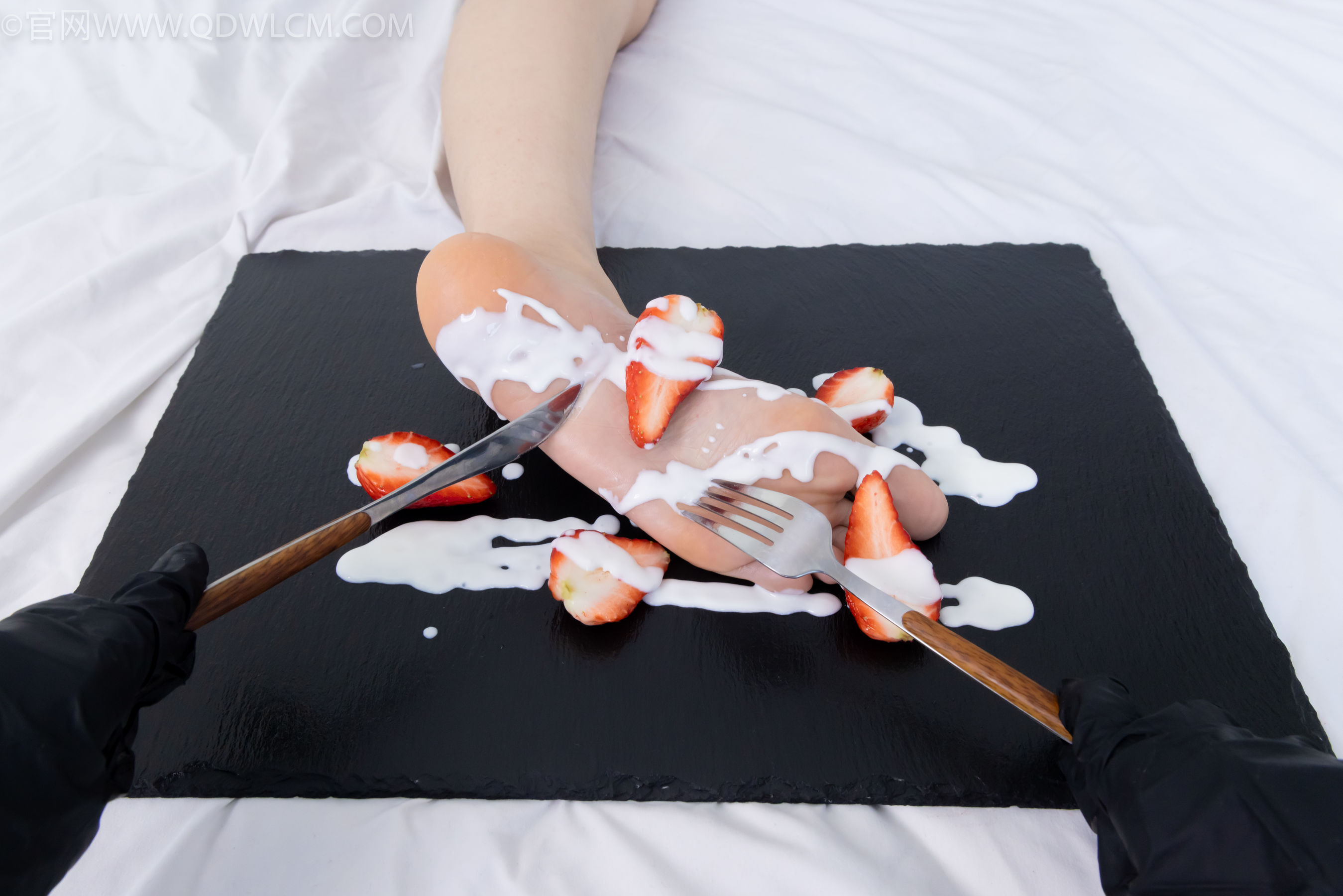 物恋传媒 No.2331 菜菜 - 高跟鞋、薄黑丝、裸足/(352P)