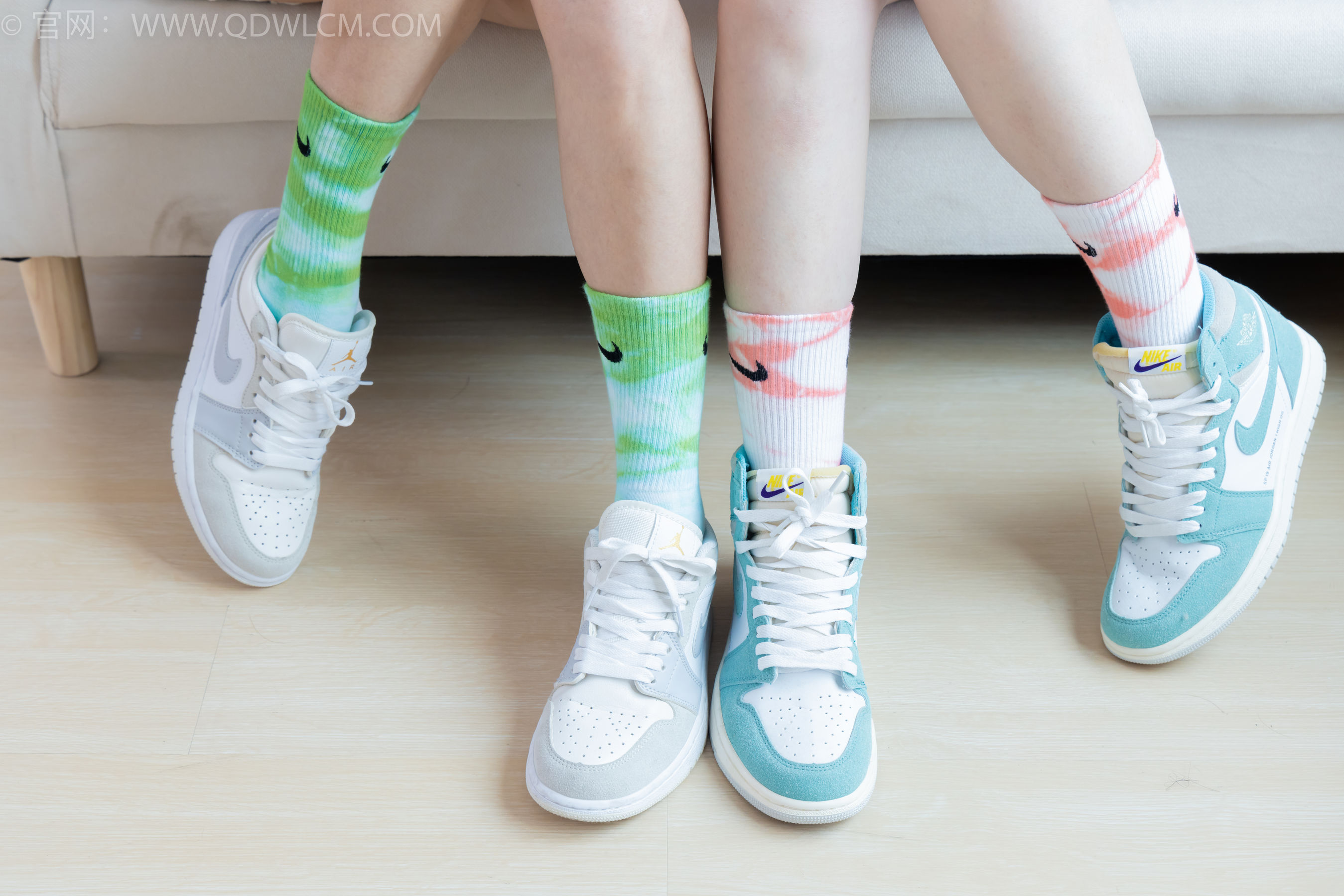 物恋传媒 No.2345 茯苓&恬恬 - 两双板鞋、红棉袜、绿棉袜、裸足/(165P)