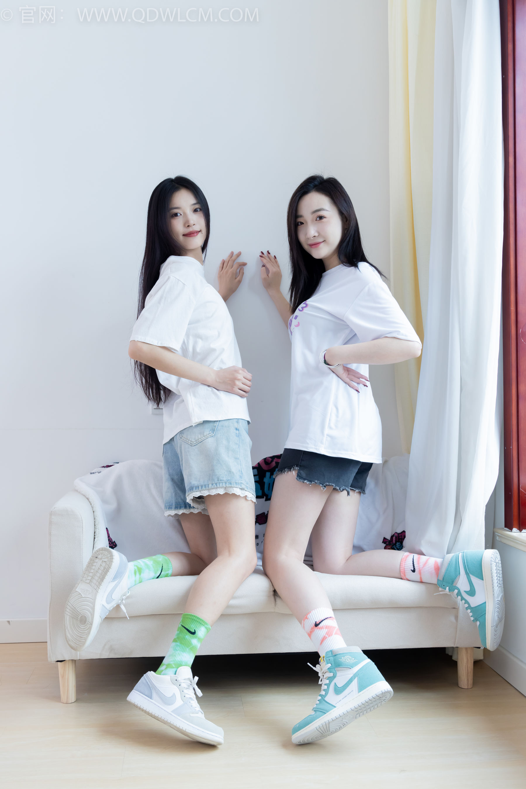 物恋传媒 No.2345 茯苓&恬恬 - 两双板鞋、红棉袜、绿棉袜、裸足/(165P)