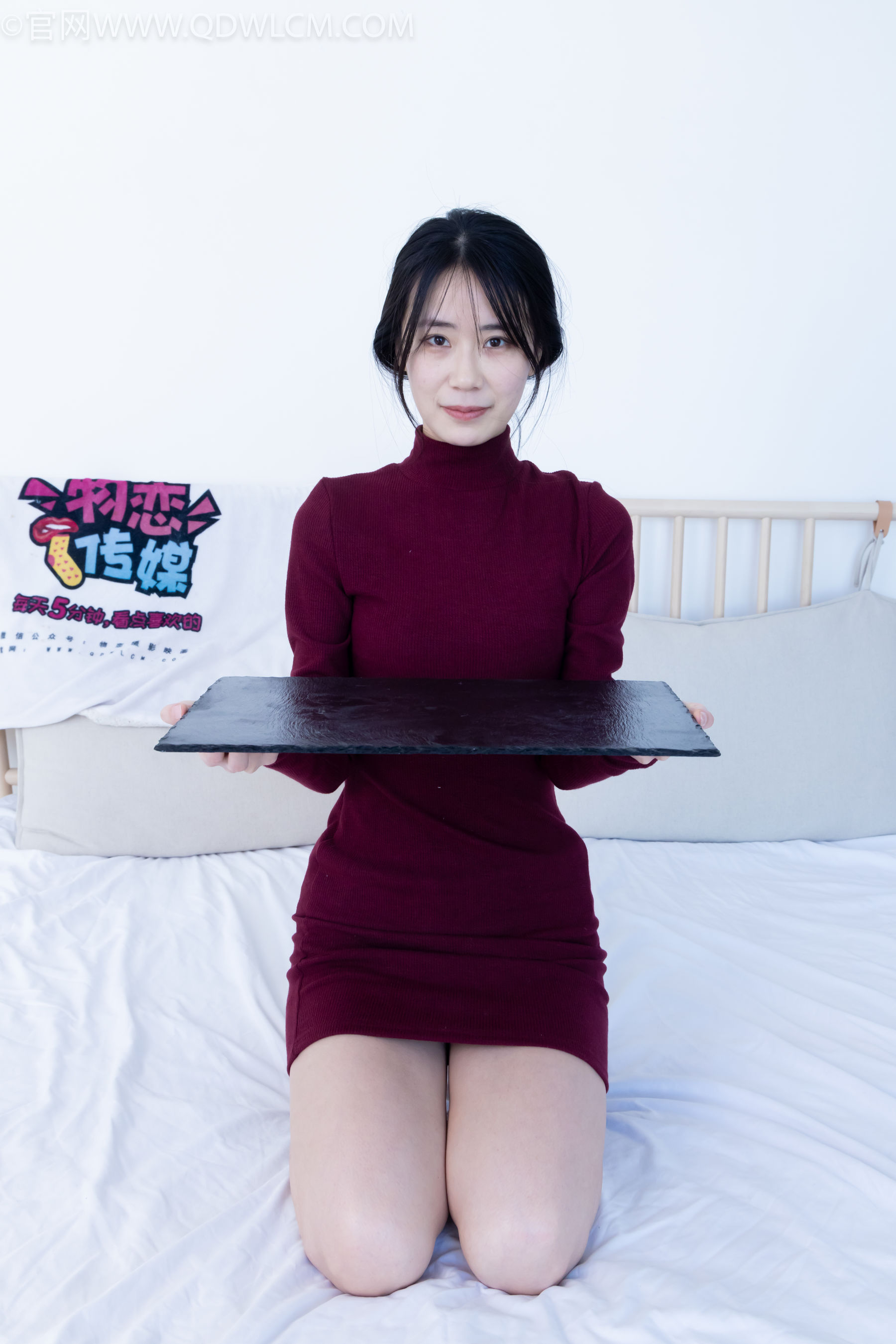 物恋传媒 No.2331 菜菜 - 高跟鞋、薄黑丝、裸足/(352P)