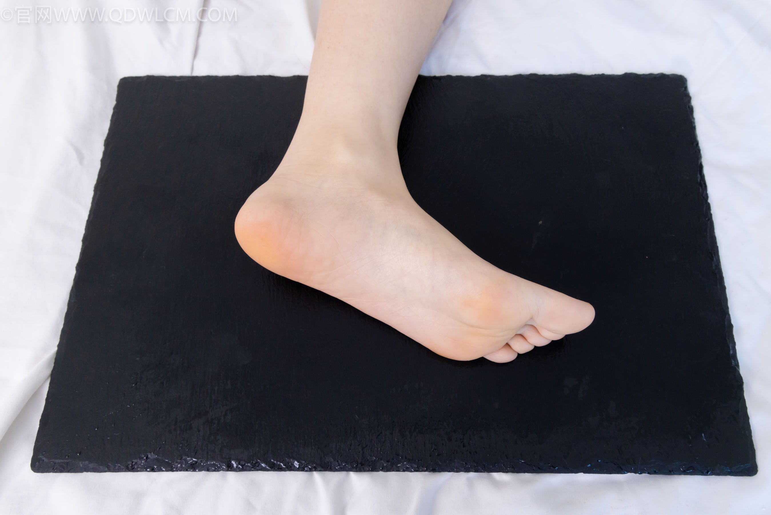 物恋传媒 No.2331 菜菜 - 高跟鞋、薄黑丝、裸足/(352P)