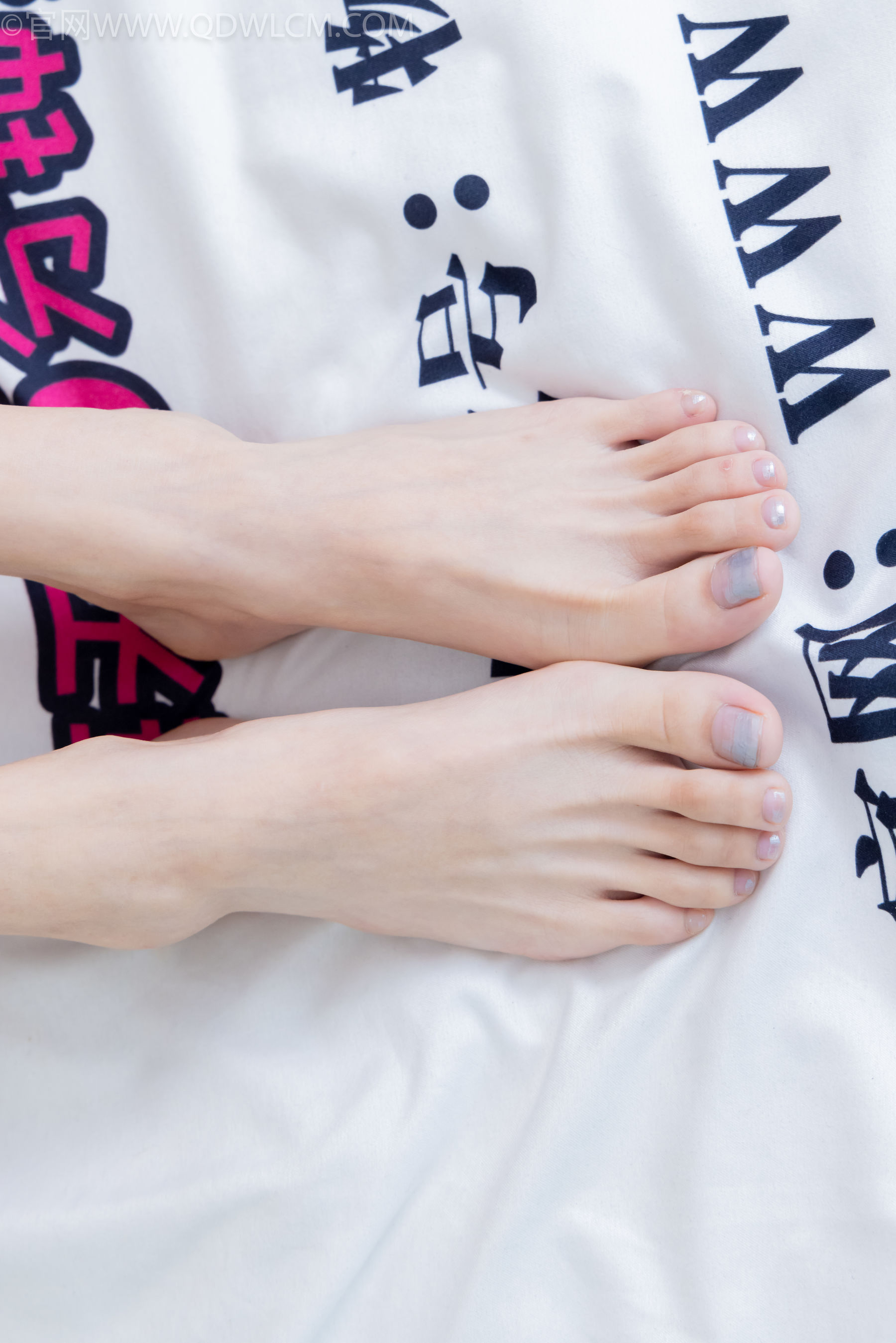 物恋传媒 No.2332 茯苓 - 短靴、短黑丝、裸足/(184P)