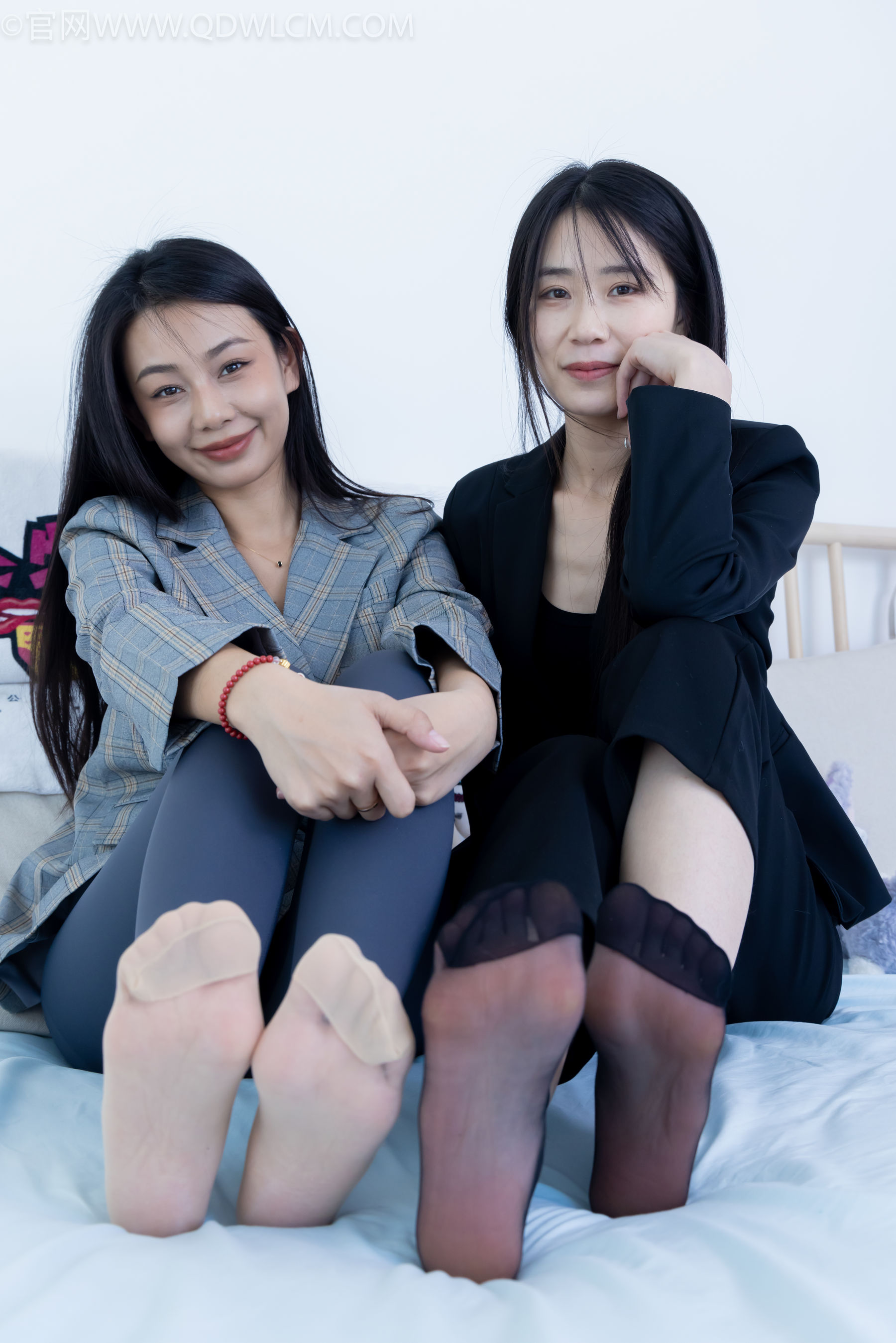 物恋传媒 No.2338 菜菜&岚岚 - 两双平底鞋、短黑丝、短肉丝/(169P)