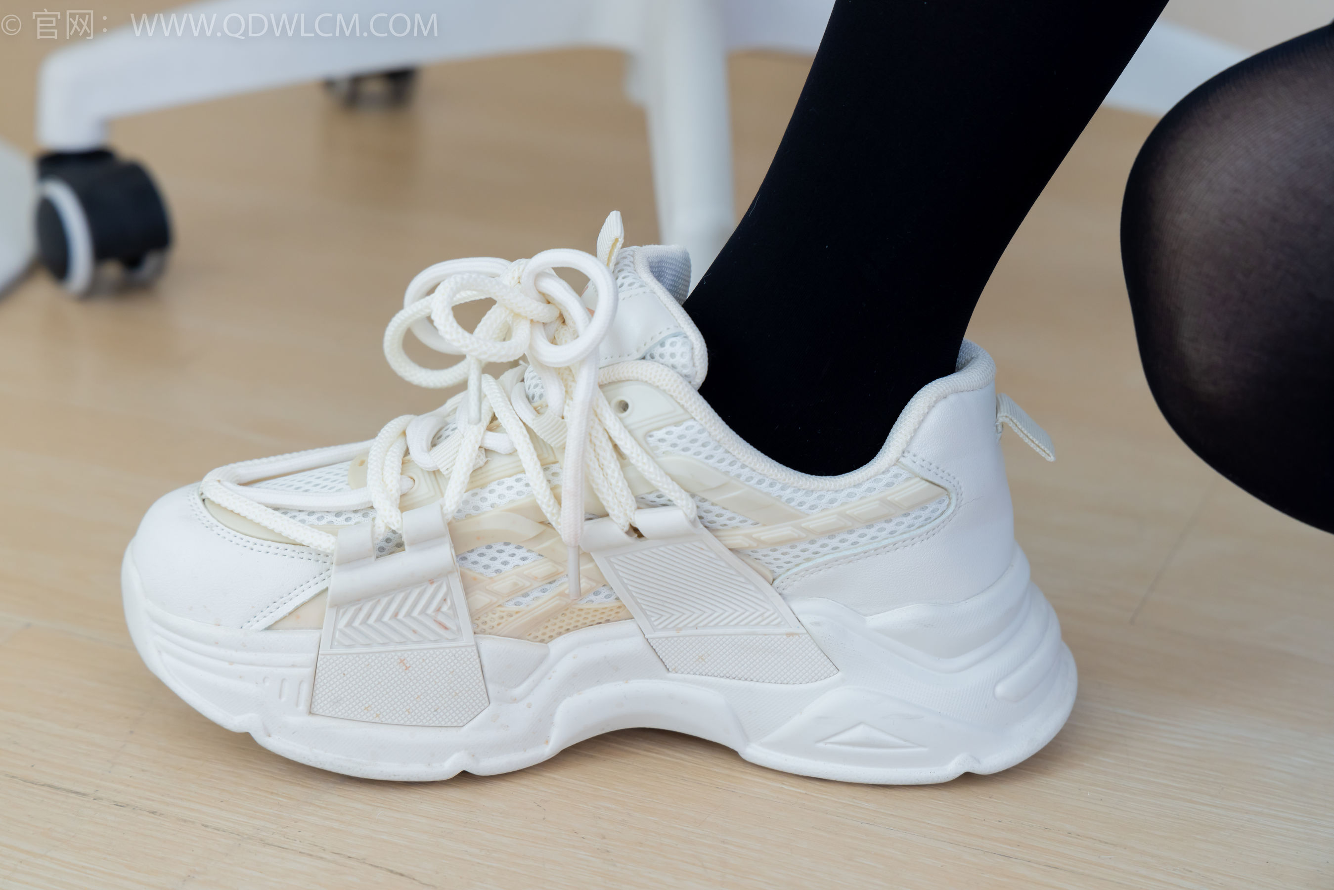 物恋传媒 No.2346 菜菜 - 运动鞋、厚黑丝、裸足/(167P)