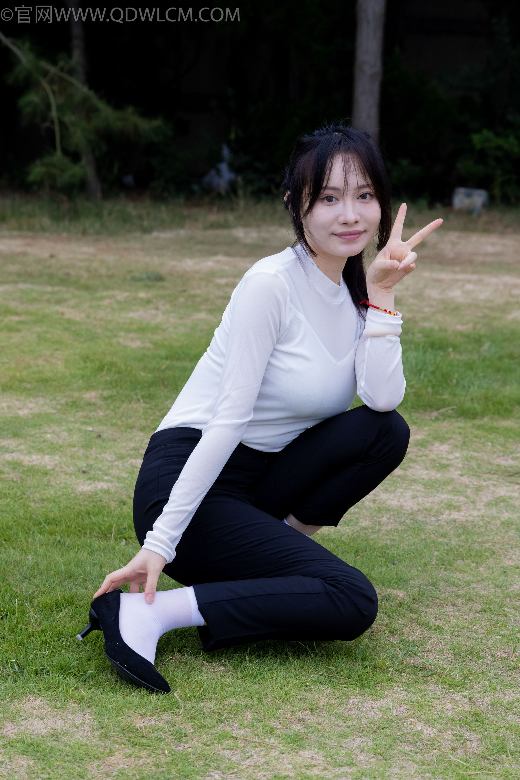 物恋传媒 No.2337 小酒 - 高跟鞋、短黑丝、短白丝/(315P)