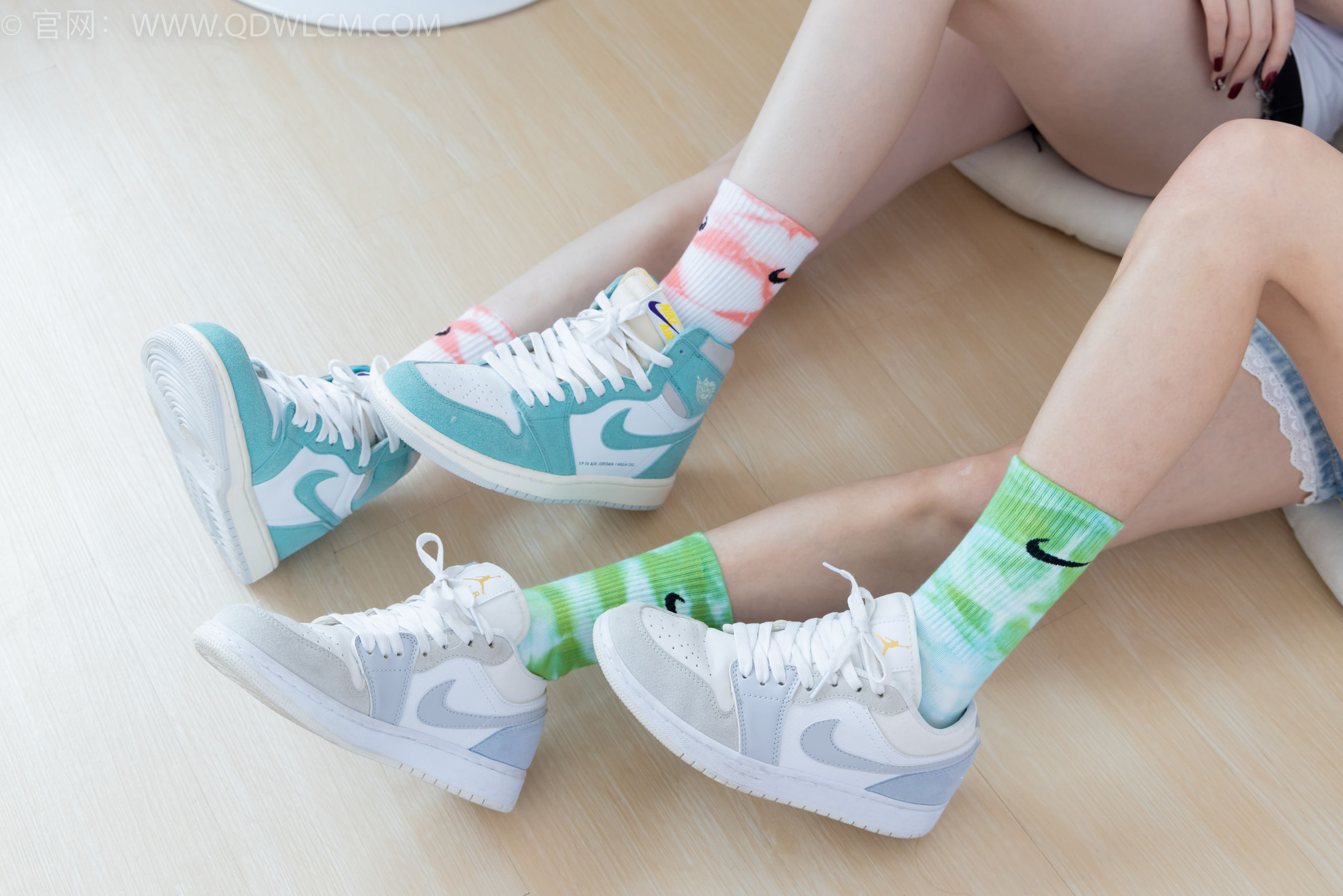 物恋传媒 No.2345 茯苓&恬恬 - 两双板鞋、红棉袜、绿棉袜、裸足/(165P)