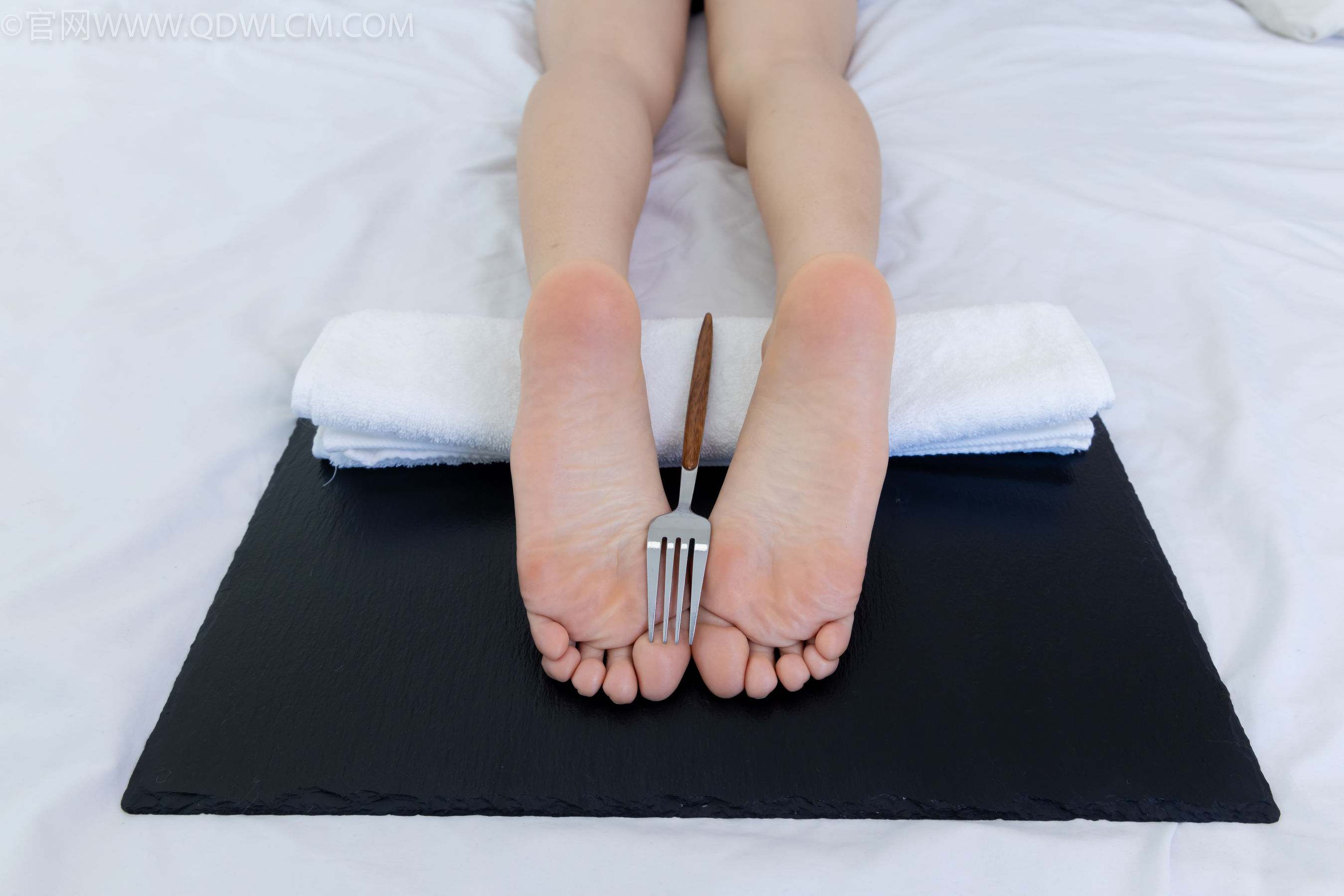 物恋传媒 No.2334 嘉木 - 运动鞋、厚白丝、裸足、裸足/(242P)