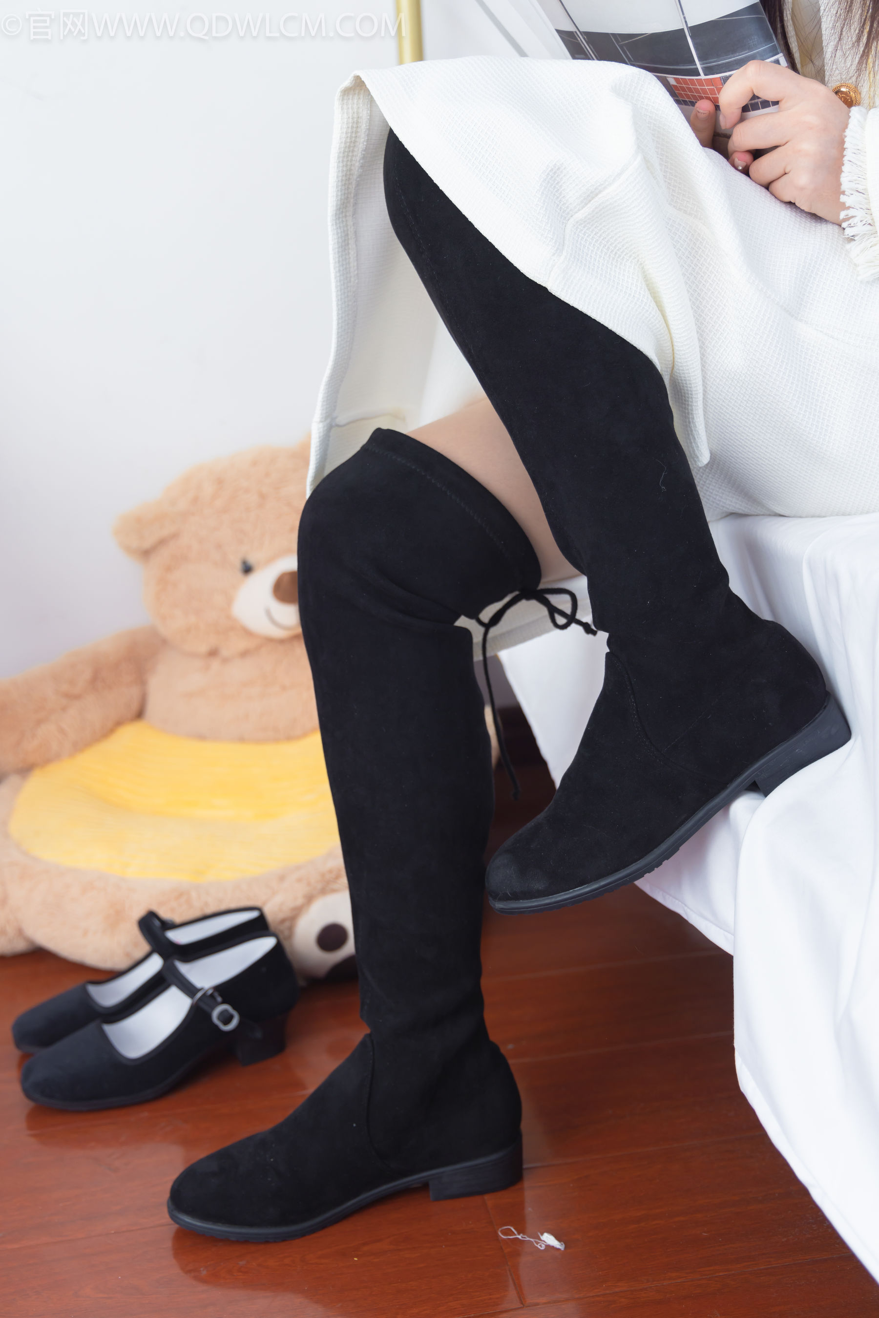 物恋传媒 No.2335 美兔 - 布鞋、长靴、白棉袜、薄肉丝/(227P)