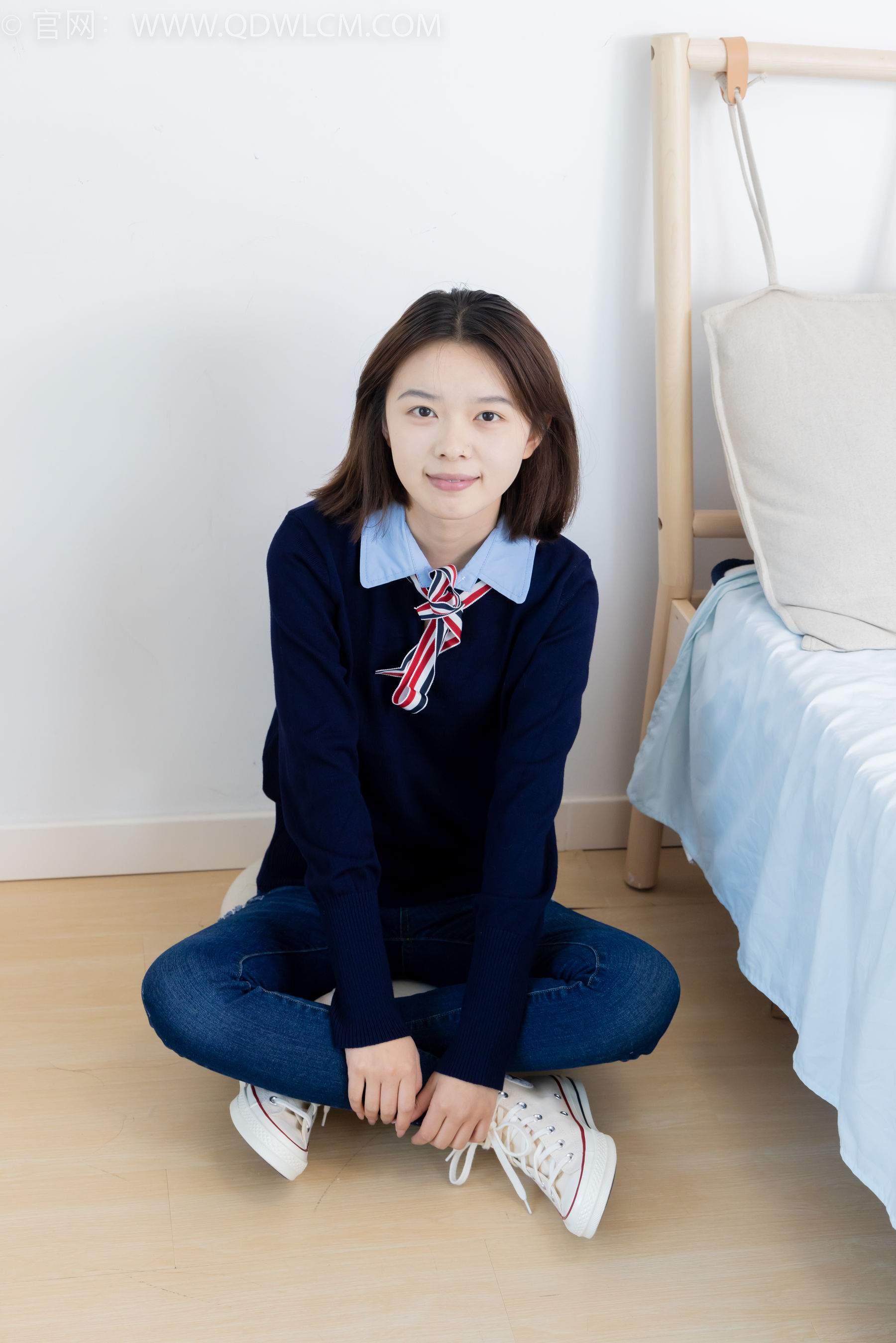 物恋传媒 No.2354 小悦 - 帆布鞋、白棉袜、裸足/(150P)