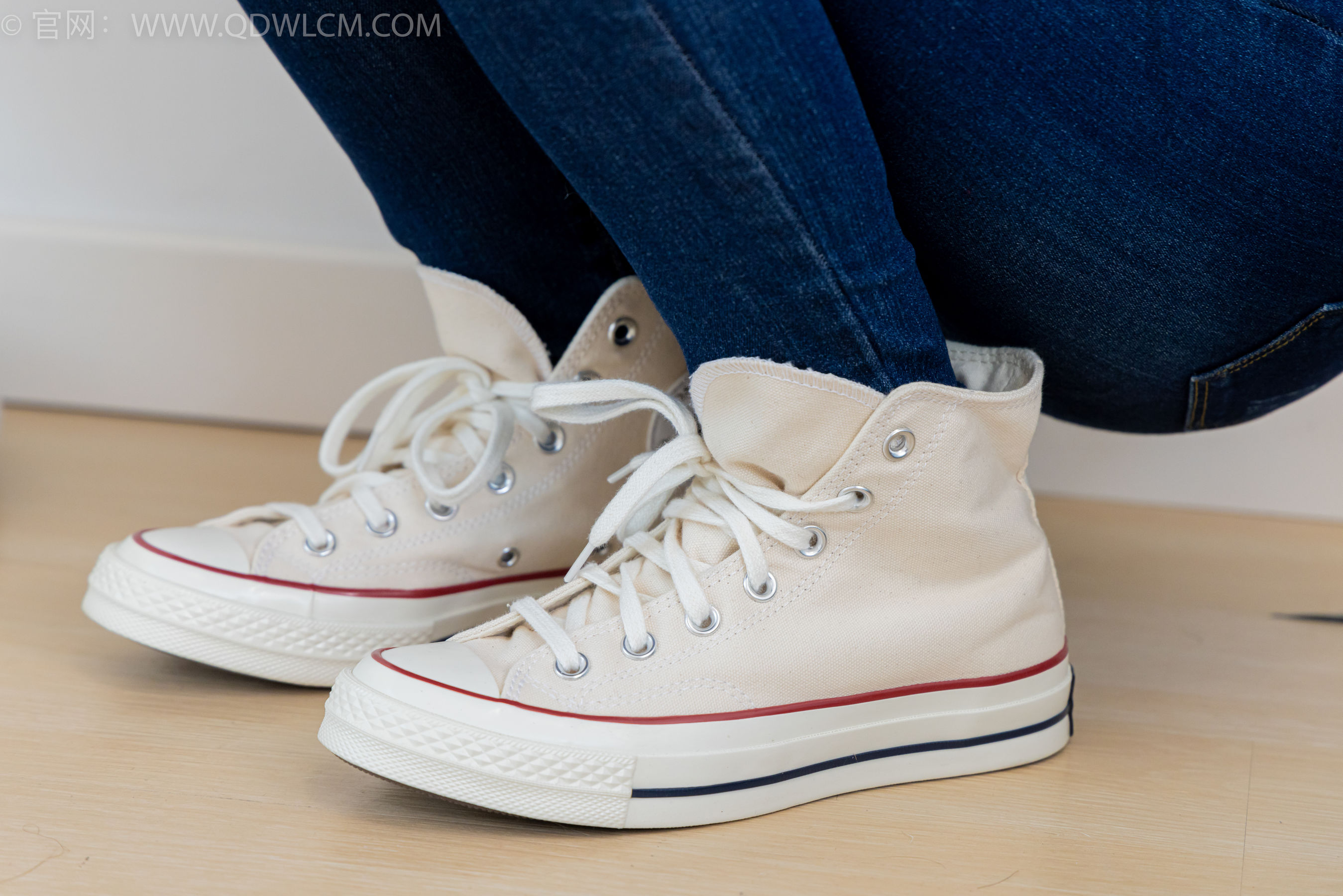 物恋传媒 No.2354 小悦 - 帆布鞋、白棉袜、裸足/(150P)