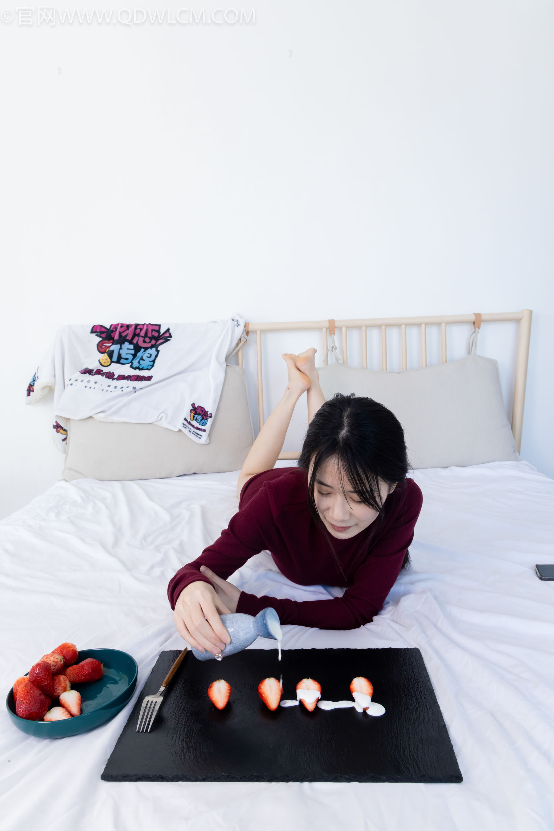 物恋传媒 No.2331 菜菜 - 高跟鞋、薄黑丝、裸足/(352P)