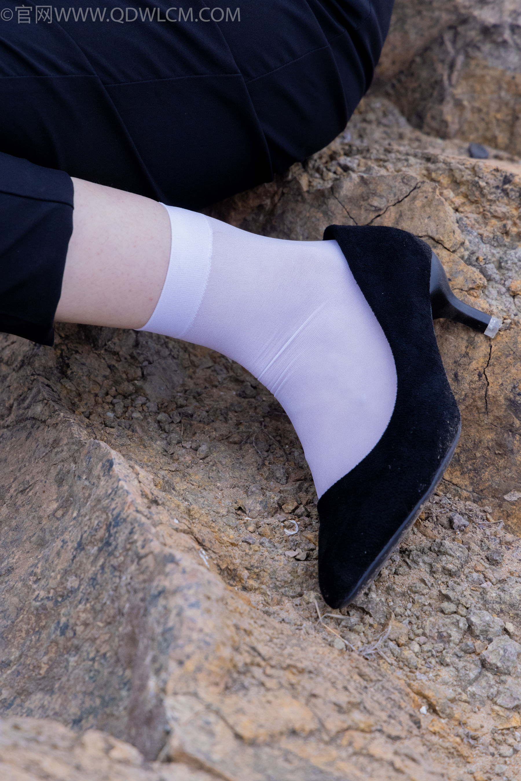 物恋传媒 No.2337 小酒 - 高跟鞋、短黑丝、短白丝/(315P)