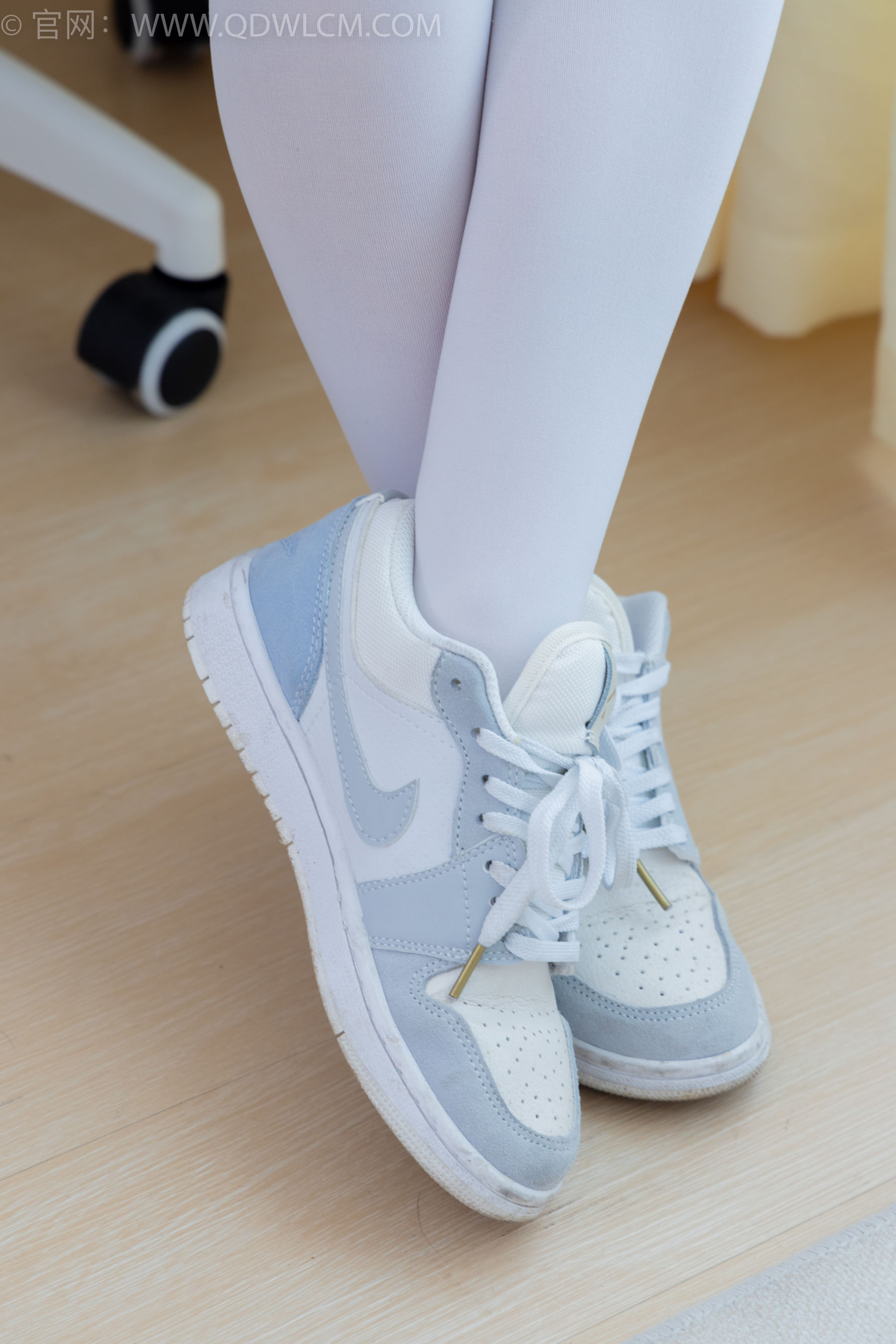 物恋传媒 No.2347 米米 - 板鞋、自然穿脏厚白丝、护士服/(170P)