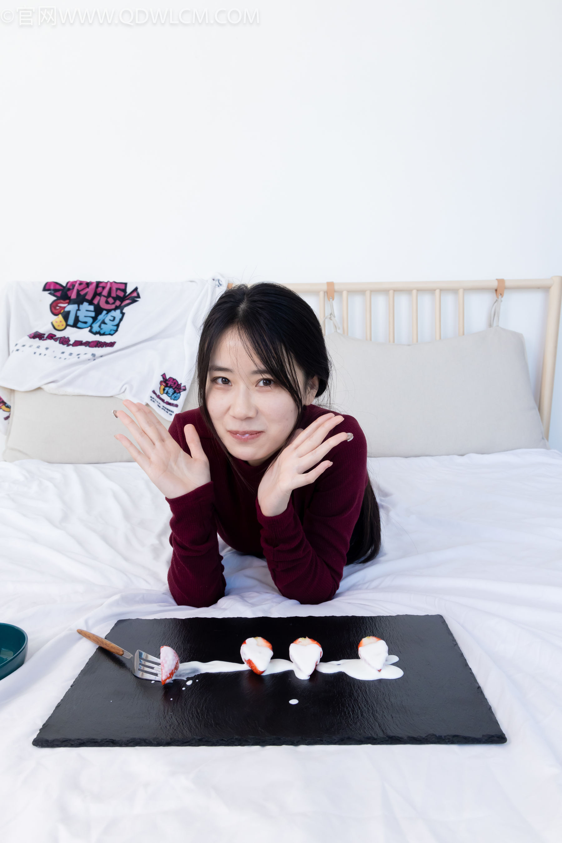 物恋传媒 No.2331 菜菜 - 高跟鞋、薄黑丝、裸足/(352P)