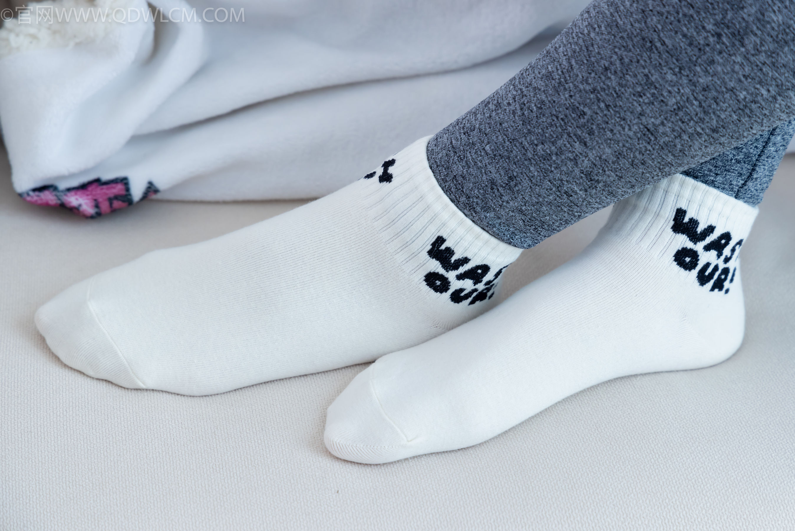 物恋传媒 No.2339 婷婷 - 长靴、白棉袜、裸足/(175P)