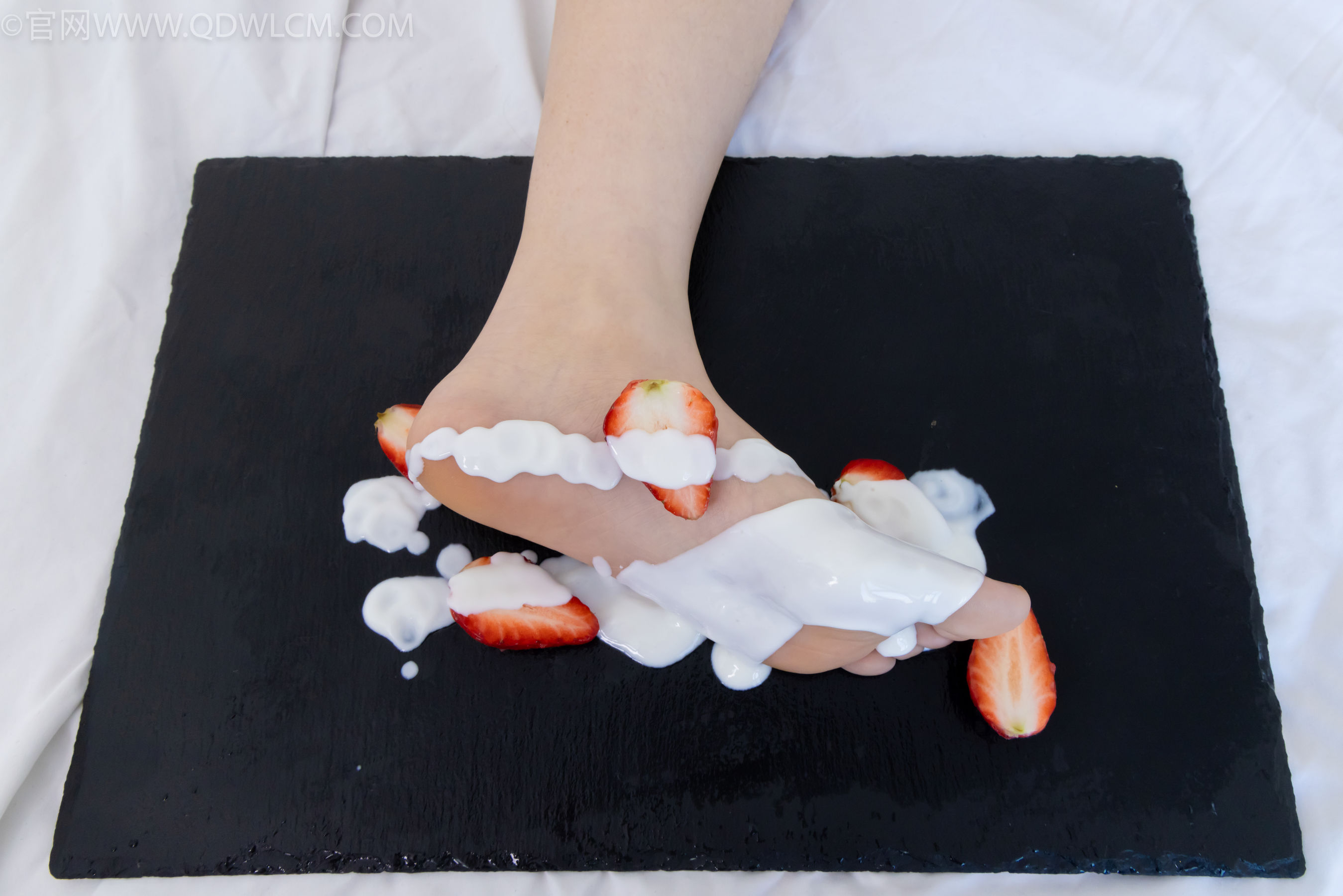 物恋传媒 No.2331 菜菜 - 高跟鞋、薄黑丝、裸足/(352P)