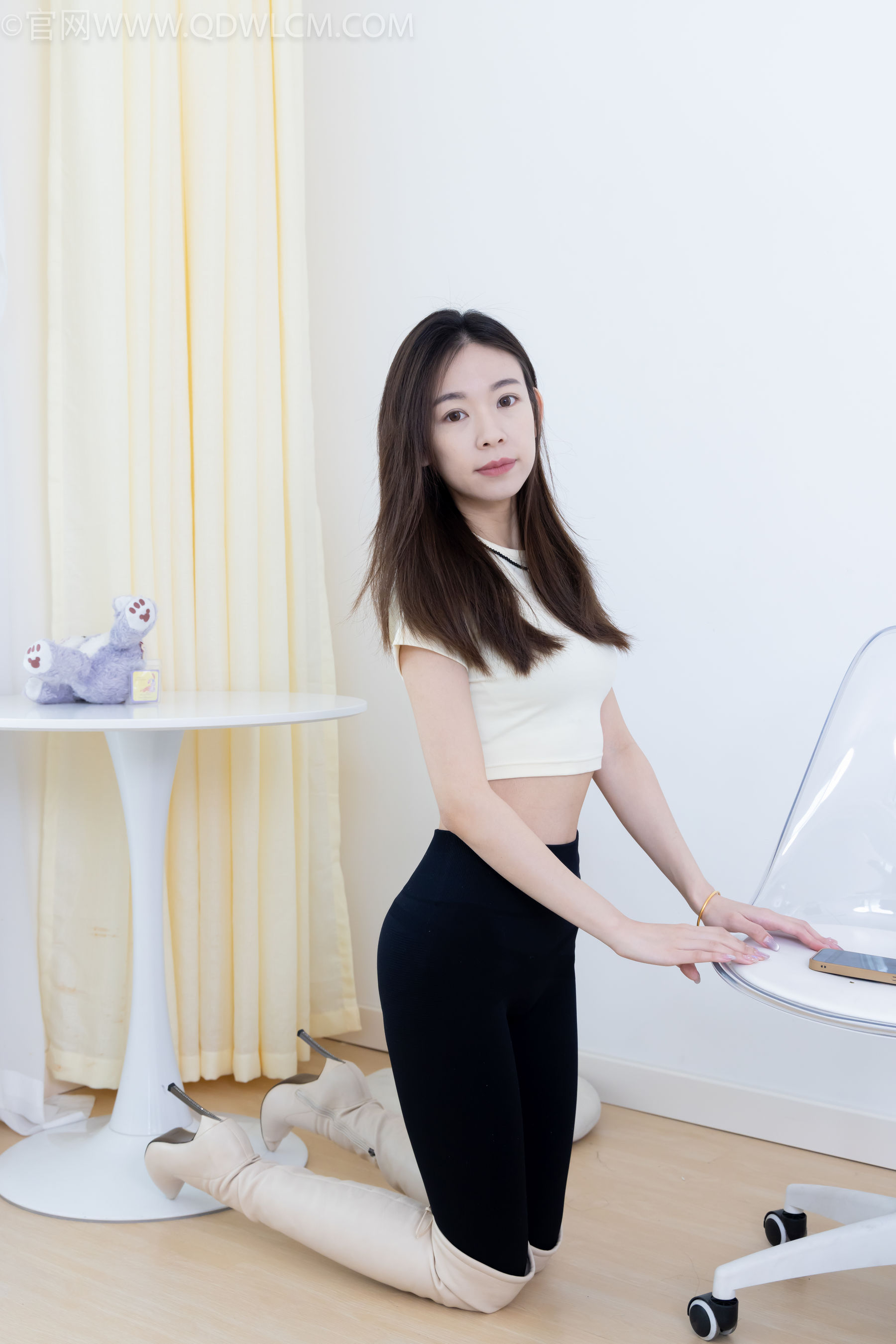 物恋传媒 No.2339 婷婷 - 长靴、白棉袜、裸足/(175P)