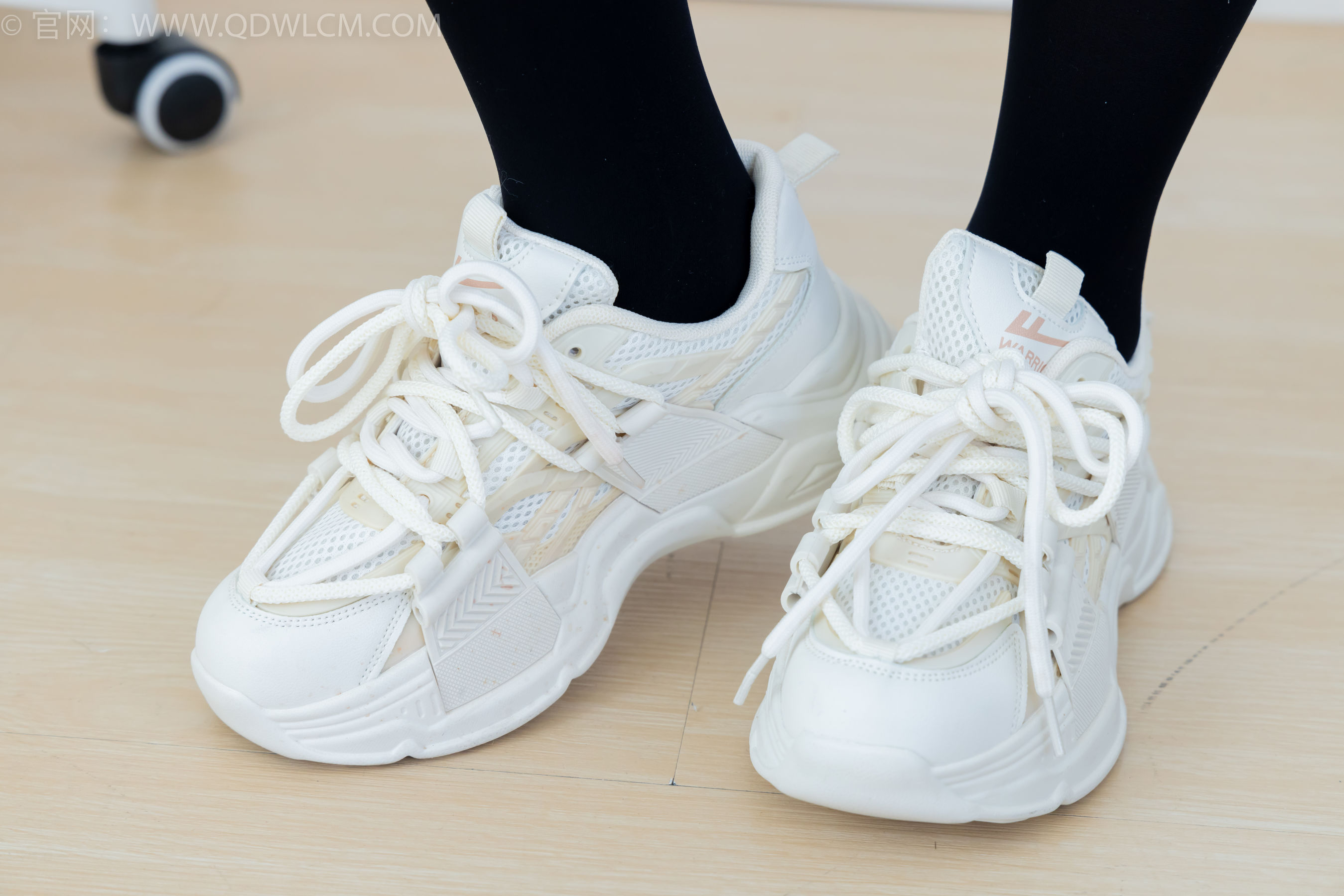 物恋传媒 No.2346 菜菜 - 运动鞋、厚黑丝、裸足/(167P)